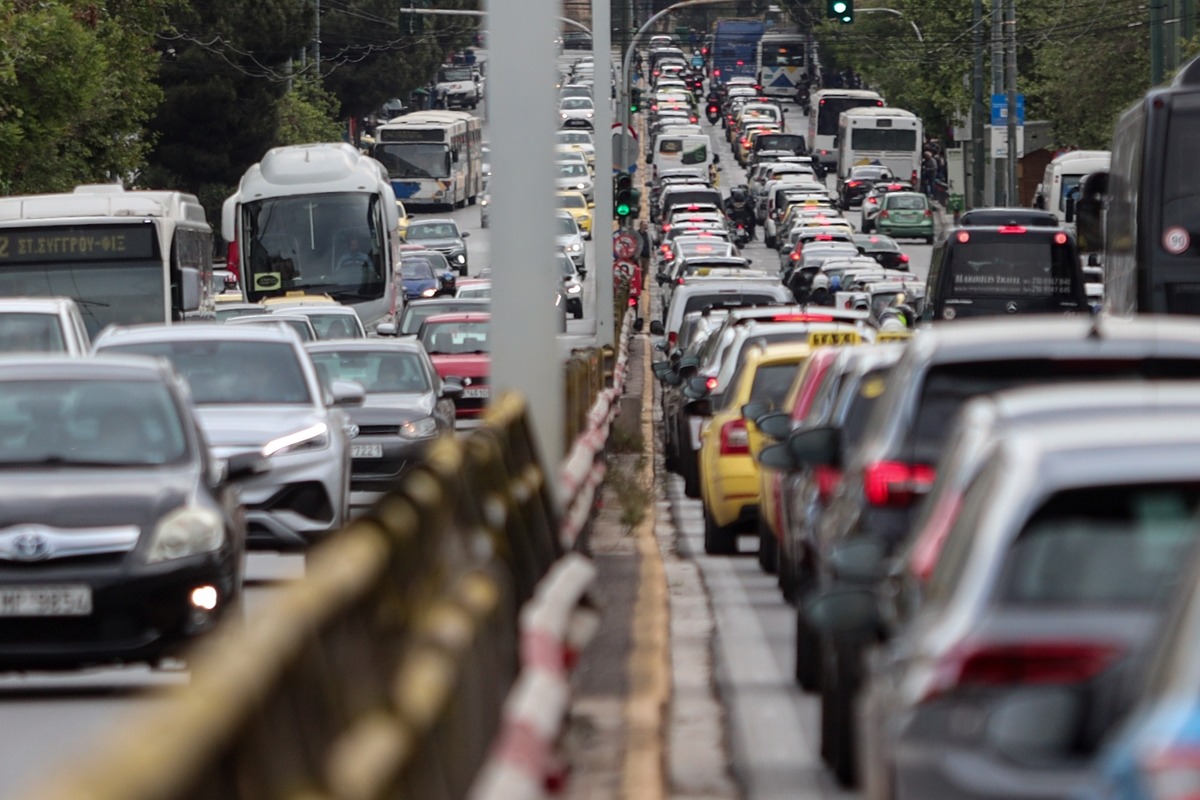 Κυκλοφοριακό χάος: Ατελείωτες ουρές στον Κηφισό – Καθυστερήσεις στην Αττική Οδό