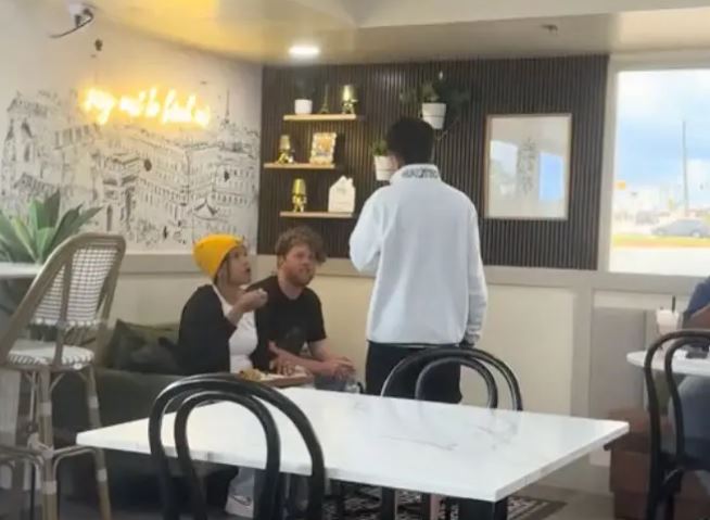 Αναστάτωση σε εστιατόριο: Ζήτησε τα ρέστα επειδή το μωρό της έκλαιγε ασταμάτητα – «Κάνε το να σωπάσει»
