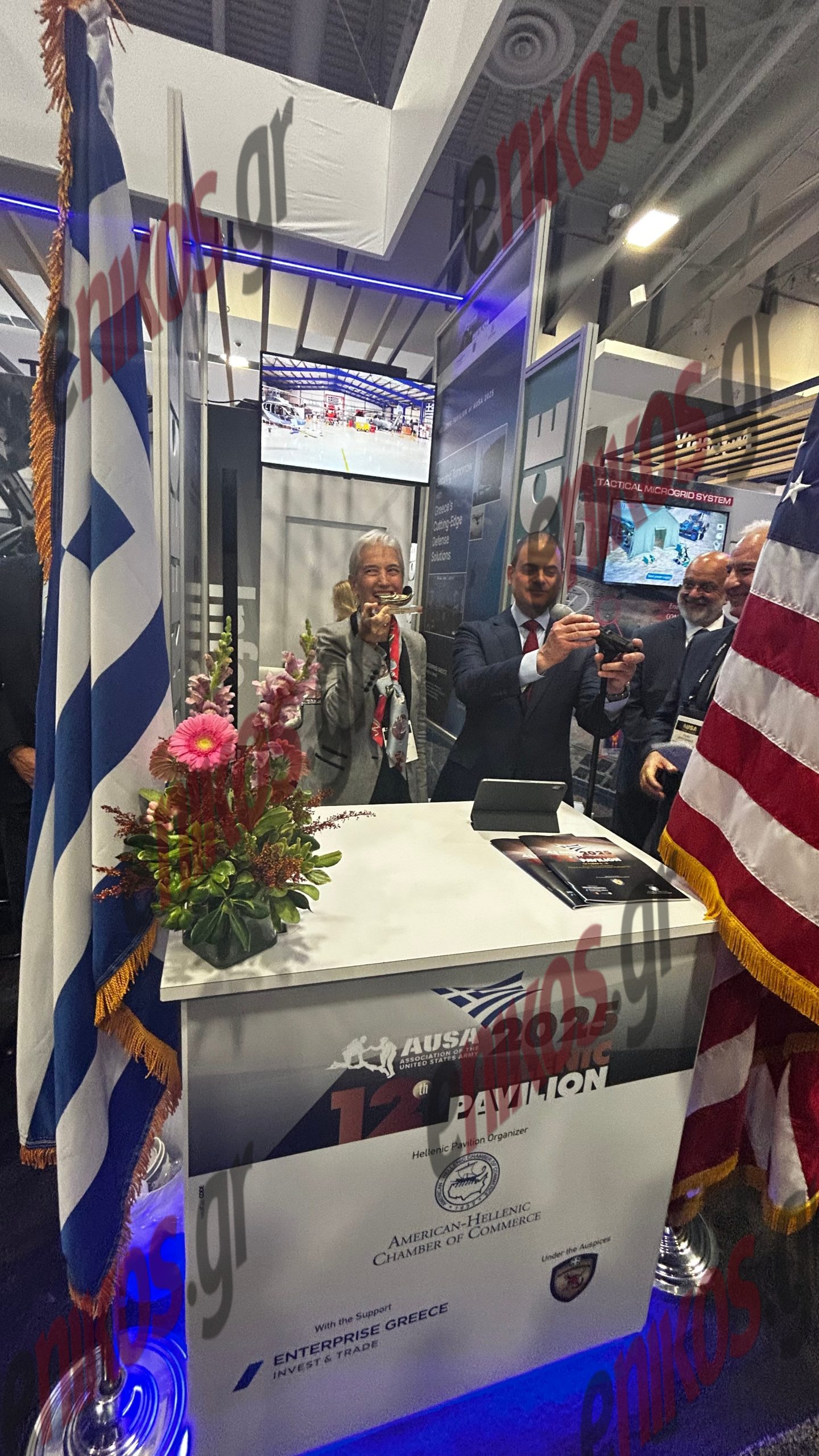 Επίσκεψη στην Ουάσιγκτον: Ο ελληνικής καταγωγής Στρατηγός Άντριου Πόππας στο ελληνικό περίπτερο της AUSA – Ενθουσιασμός για το παραδοσιακό τσαρούχι