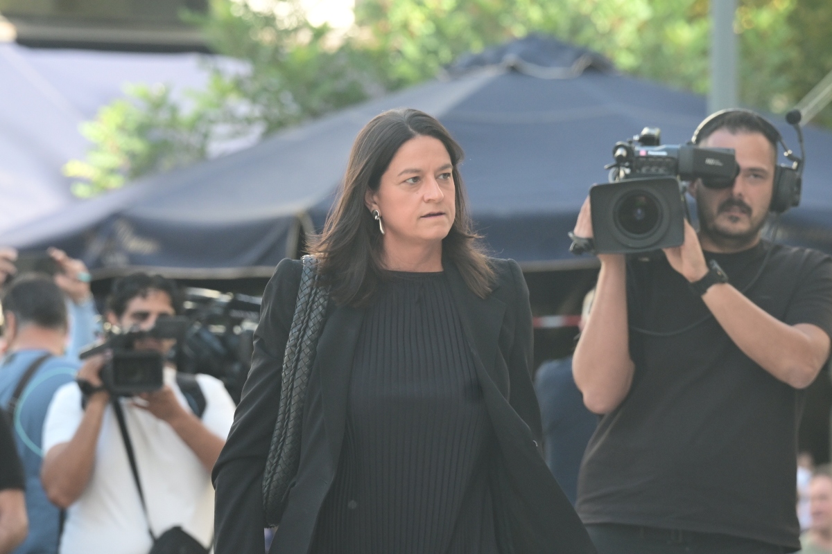 Διονύσης Σαββόπουλος: Οι πολιτικοί και καλλιτέχνες που τίμησαν το «τελευταίο αντίο» 28 Η Νίκη Κεραμέως