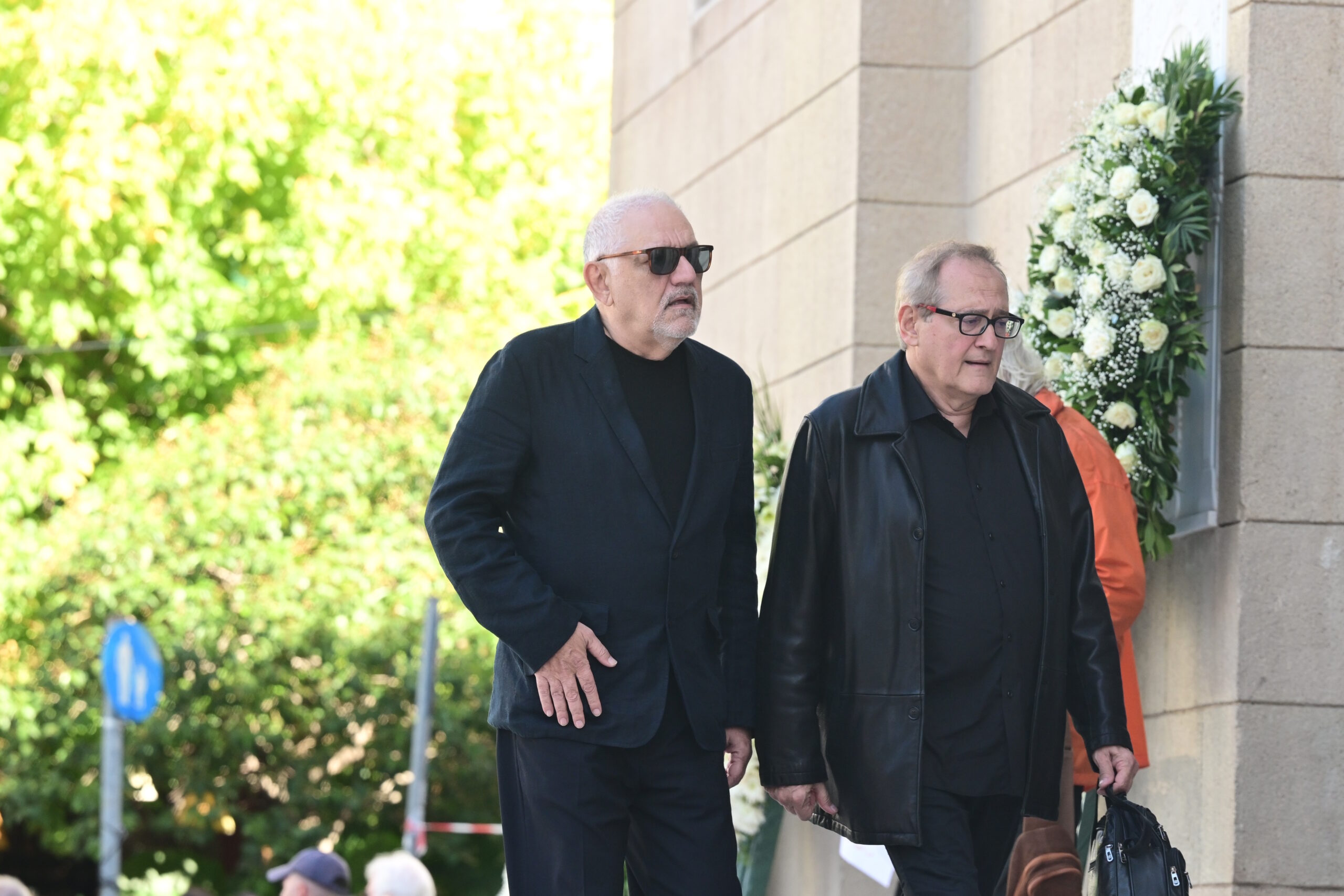 Διονύσης Σαββόπουλος: Ιωαννίδης, Γαλάνη, Ζουγανέλης, Πορτοκάλογλου και πλήθος καλλιτεχνών στο τελευταίο αντίο του μεγάλου μουσικού 6 Διονύσης Σαββόπουλος: Ιωαννίδης, Γαλάνη, Ζουγανέλης, Πορτοκάλογλου και πλήθος καλλιτεχνών στο τελευταίο αντίο του μεγάλου μουσικού