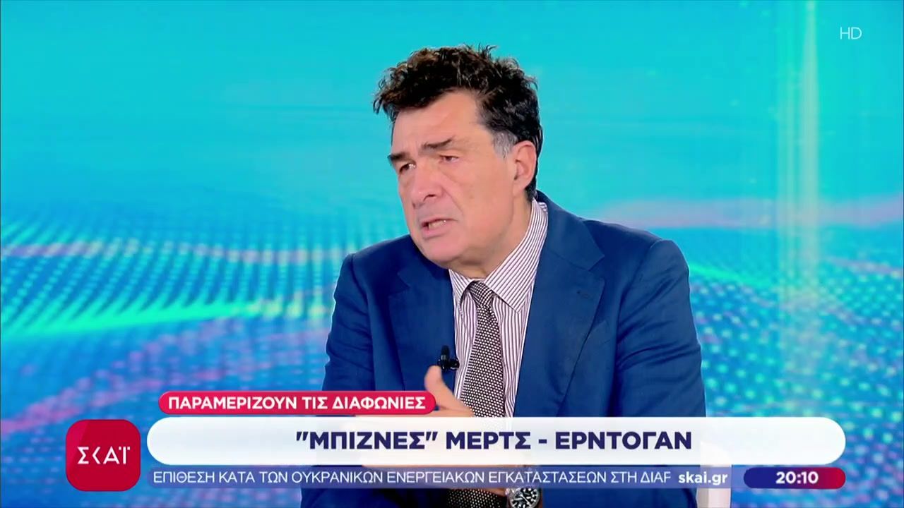 o-aleksis-papachelas-scholiazei-tin-synantisi-merts-erntogan-1761848475