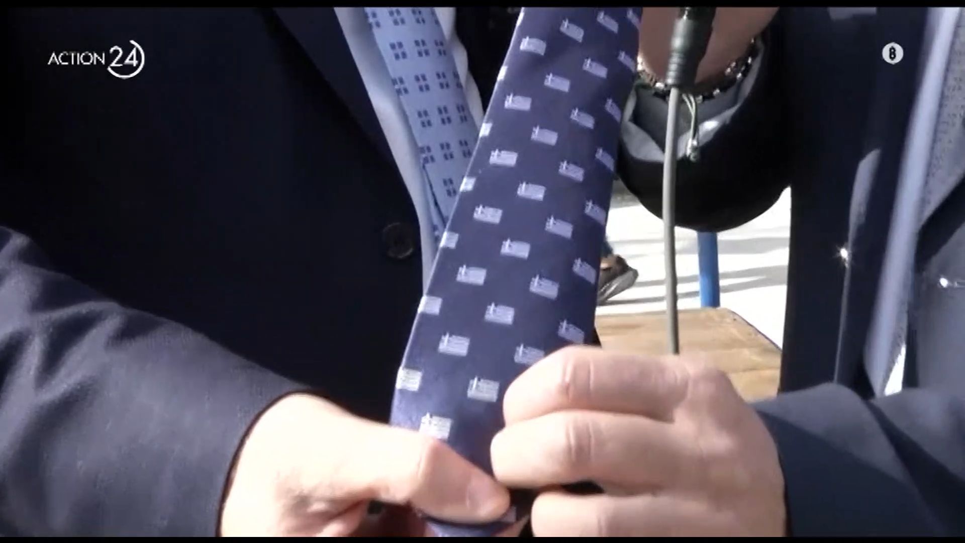 o-dimarchos-soyflioy-sto-action-24-i-gravata-me-simaies-tis-elladas-poy-dorise-stin-ekpompi-1761648879