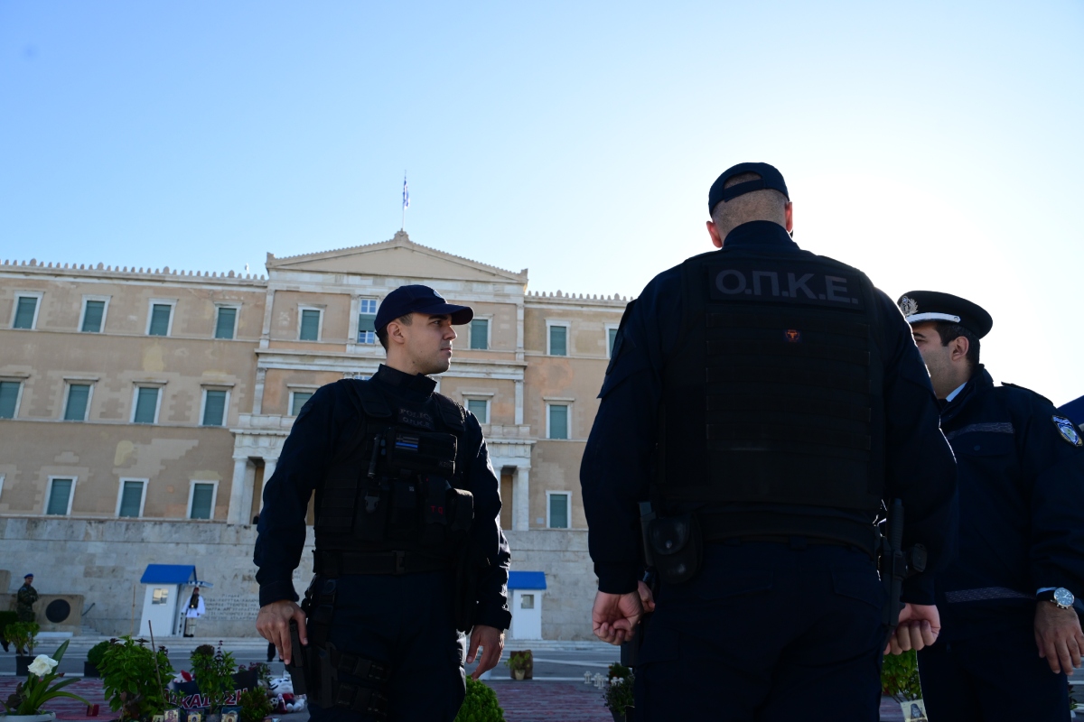 28η Οκτωβρίου 2025: Πλήθος πολιτών στη μαθητική παρέλαση στην Αθήνα – Αστυνομικοί φρουρούν τον Άγνωστο Στρατιώτη