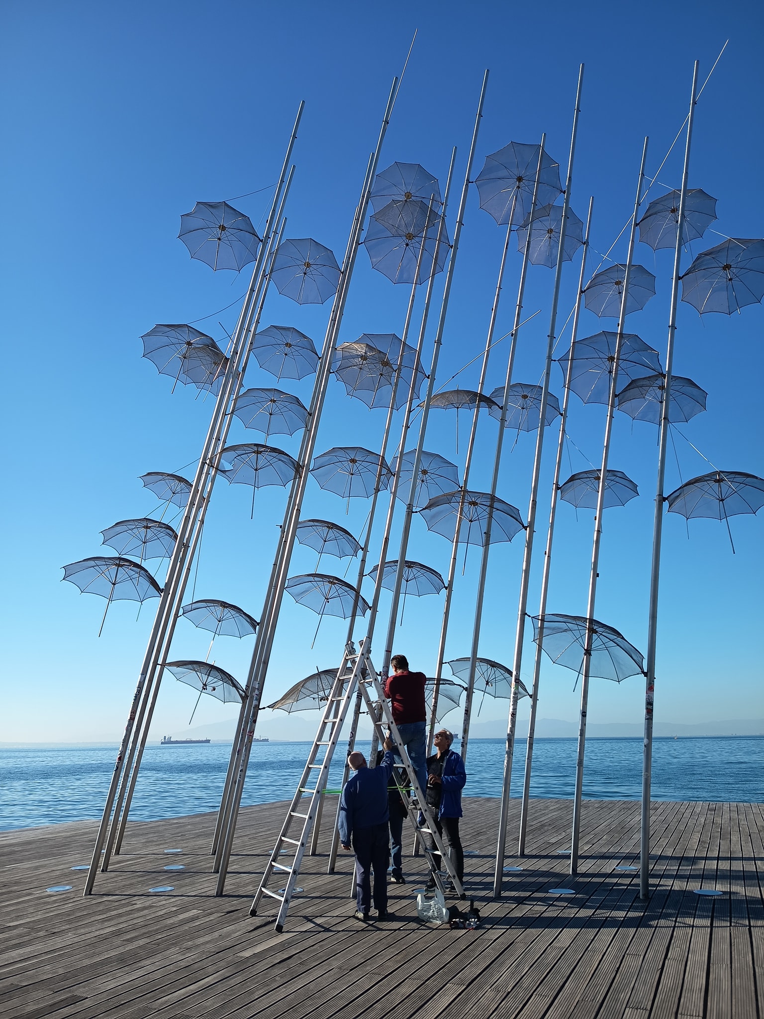 Θεσσαλονίκη: Απομακρύνονται οι «Ομπρέλες» του Ζογγολόπουλου λόγω φθορών 2 Το γλυπτό Ομπρέλες στη Θεσσαλονίκη