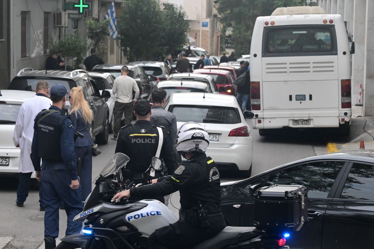 ΟΠΕΚΕΠΕ: Με συνοδεία 25 οχημάτων οδηγήθηκαν οι 37 συλληφθέντες στη ΓΑΔΑ – Η δήλωση της ΕΛ.ΑΣ. 2 Οι συλληφθέντες μεταφέρθηκαν στη ΓΑΔΑ