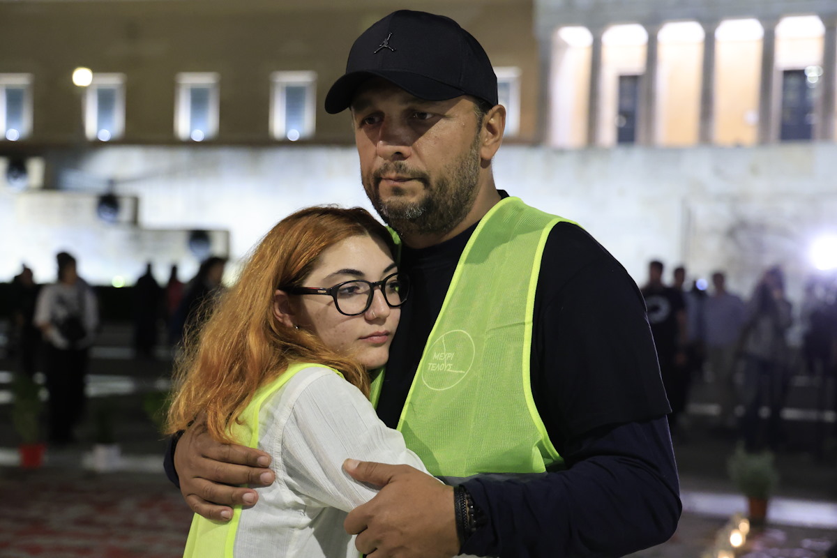 Πάνος Ρούτσι και Ζωή Κωνσταντοπούλου με σκούπες μπροστά στο Μνημείο του Αγνώστου Στρατιώτη: «Αυστηρή η τροπολογία, αφήστε τα παιδιά ήσυχα» 10 Η ομάδα "Μέχρι Τέλους" στο σημείο που είναι γραμμένα τα ονόματα των νεκρών του σιδηροδρομικού δυστυχήματος των Τεμπών μπροστά από το μνημείο του Άγνωστου Στρατιώτη