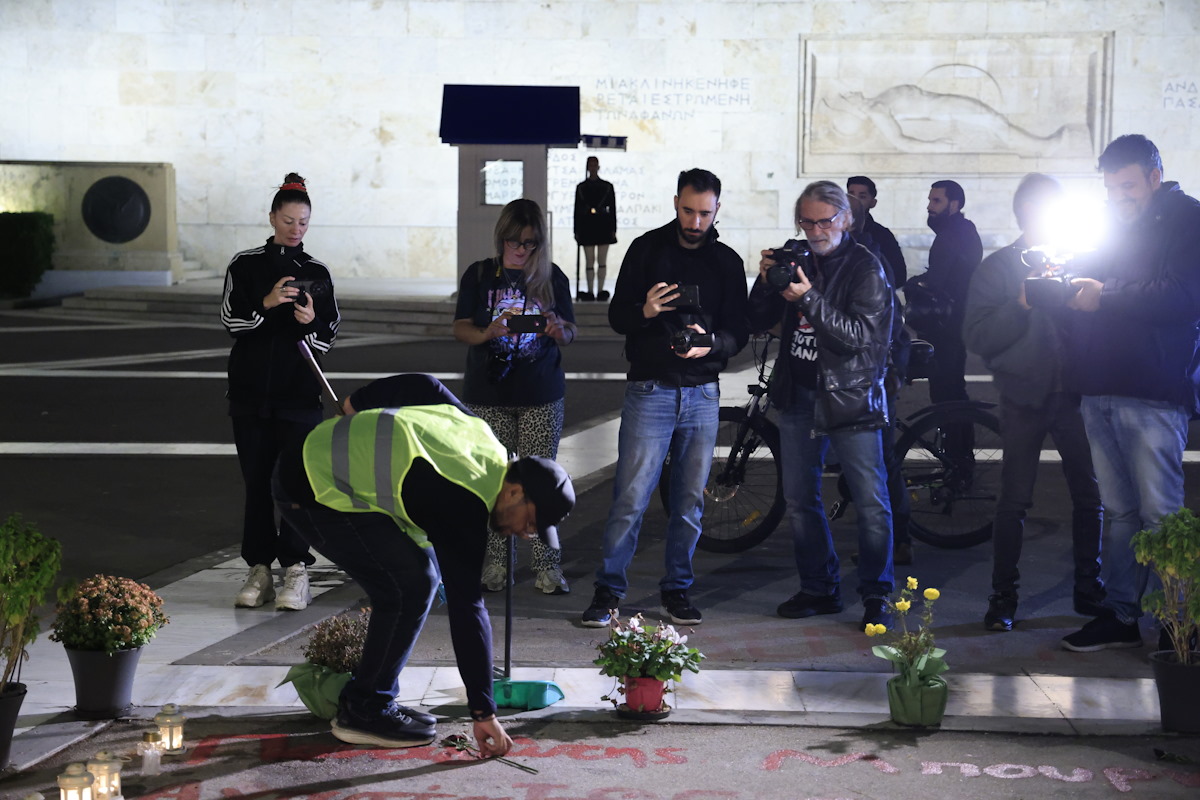 Πάνος Ρούτσι και Ζωή Κωνσταντοπούλου με σκούπες μπροστά στο Μνημείο του Αγνώστου Στρατιώτη: «Αυστηρή η τροπολογία, αφήστε τα παιδιά ήσυχα» 7 Η ομάδα "Μέχρι Τέλους" στο σημείο που είναι γραμμένα τα ονόματα των νεκρών του σιδηροδρομικού δυστυχήματος των Τεμπών μπροστά από το μνημείο του Άγνωστου Στρατιώτη