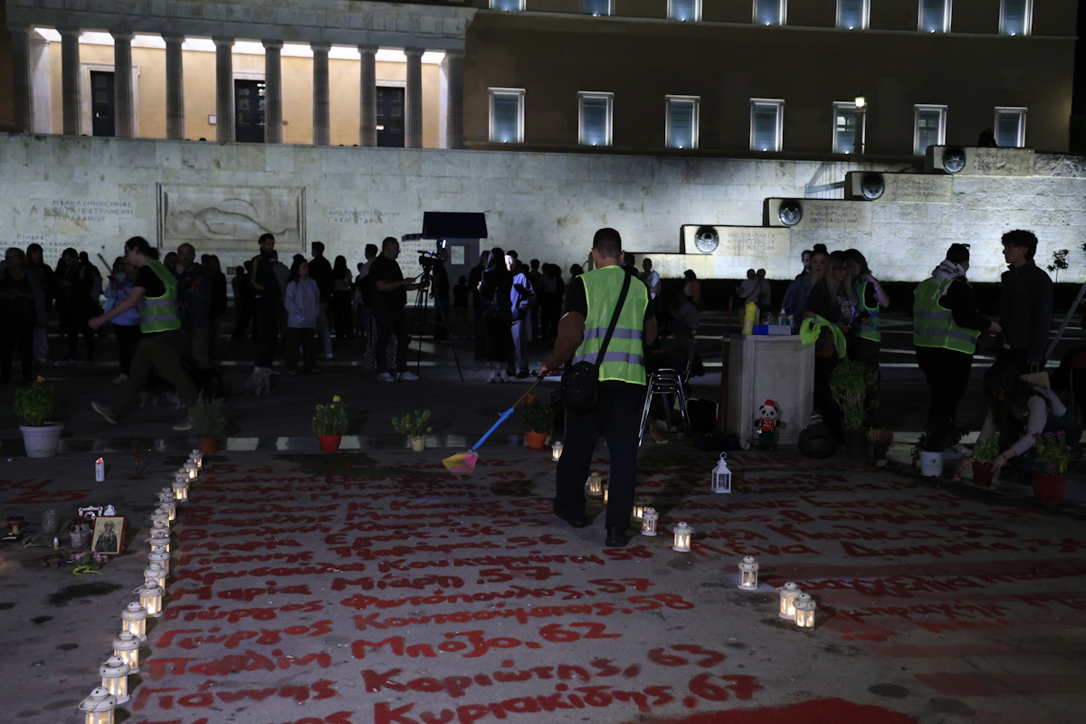 Πάνος Ρούτσι και Ζωή Κωνσταντοπούλου με σκούπες μπροστά στο Μνημείο του Αγνώστου Στρατιώτη: «Αυστηρή η τροπολογία, αφήστε τα παιδιά ήσυχα» 8 Η ομάδα "Μέχρι Τέλους" στο σημείο που είναι γραμμένα τα ονόματα των νεκρών του σιδηροδρομικού δυστυχήματος των Τεμπών μπροστά από το μνημείο του Άγνωστου Στρατιώτη