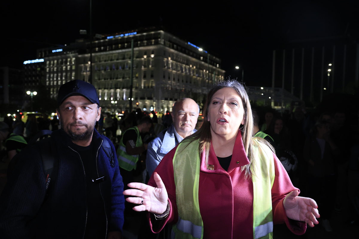Πάνος Ρούτσι και Ζωή Κωνσταντοπούλου με σκούπες μπροστά στο Μνημείο του Αγνώστου Στρατιώτη: «Αυστηρή η τροπολογία, αφήστε τα παιδιά ήσυχα» 9 Η ομάδα "Μέχρι Τέλους" στο σημείο που είναι γραμμένα τα ονόματα των νεκρών του σιδηροδρομικού δυστυχήματος των Τεμπών μπροστά από το μνημείο του Άγνωστου Στρατιώτη