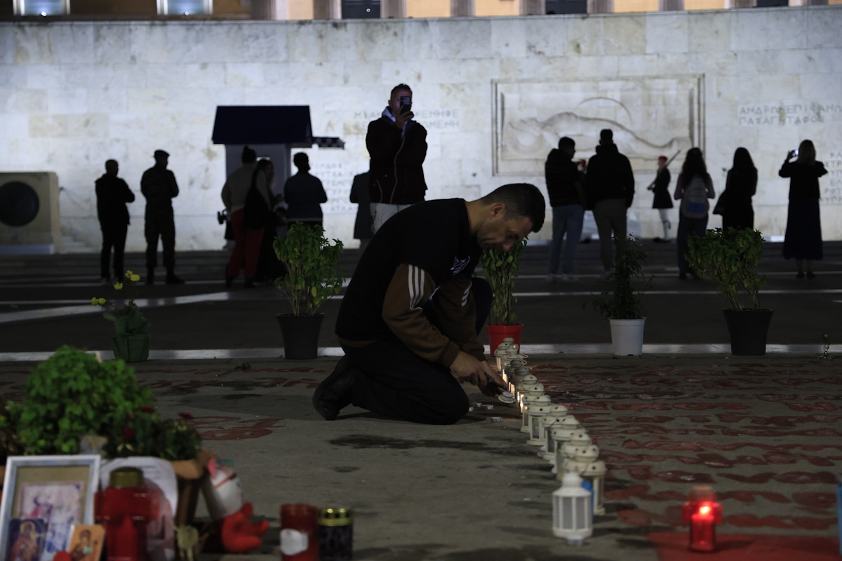 Πάνος Ρούτσι και Ζωή Κωνσταντοπούλου με σκούπες μπροστά στο Μνημείο του Αγνώστου Στρατιώτη: «Αυστηρή η τροπολογία, αφήστε τα παιδιά ήσυχα» 12 Η ομάδα "Μέχρι Τέλους" στο σημείο που είναι γραμμένα τα ονόματα των νεκρών του σιδηροδρομικού δυστυχήματος των Τεμπών μπροστά από το μνημείο του Άγνωστου Στρατιώτη