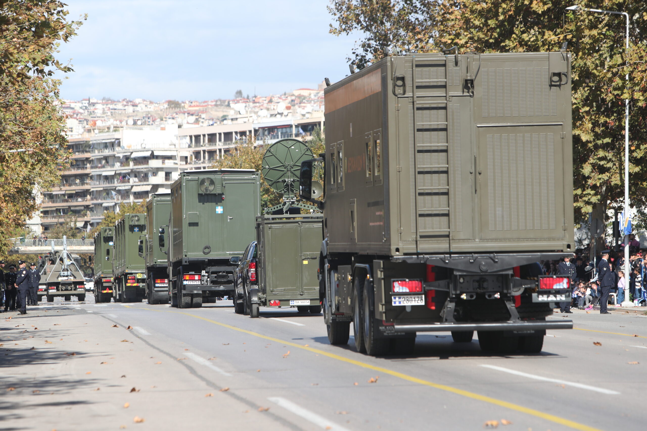 Θεσσαλονίκη: Εντυπωσιακή παρουσίαση των νέων οπλικών συστημάτων Spike NLOS, Κένταυρος, V-BAT και S-100 στην παρέλαση της 28ης Οκτωβρίου 36 Ο Τακτικός Σταθμός Αντιμετώπισης Φυσικών Καταστροφών «ΔΕΥΚΑΛΙΩΝ», ο μεταφερόμενος σταθμός επικοινωνιών «ΜΕΤΟΙΚΟΣ» και κινητές μονάδες παραγωγής drones