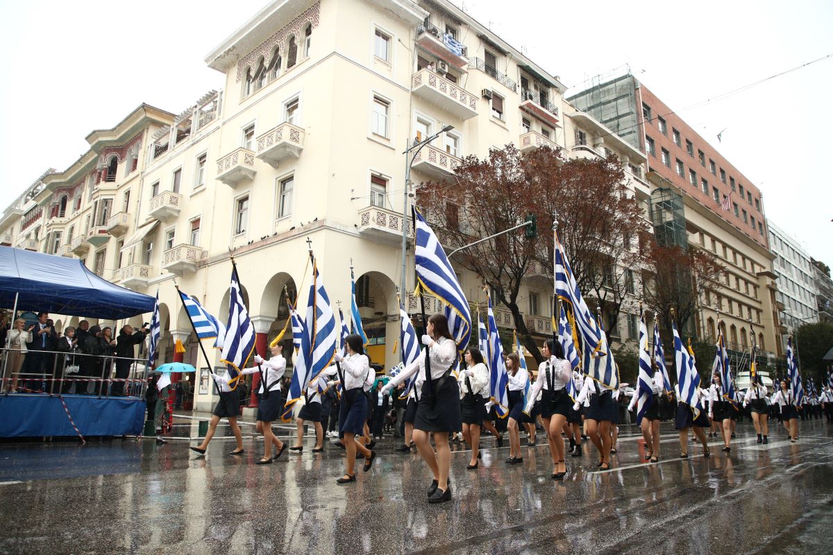 28η Οκτωβρίου: Η μαθητική παρέλαση στη Θεσσαλονίκη κάτω από δυνατή βροχή 5 Μαθητική παρέλαση στη Θεσσαλονίκη