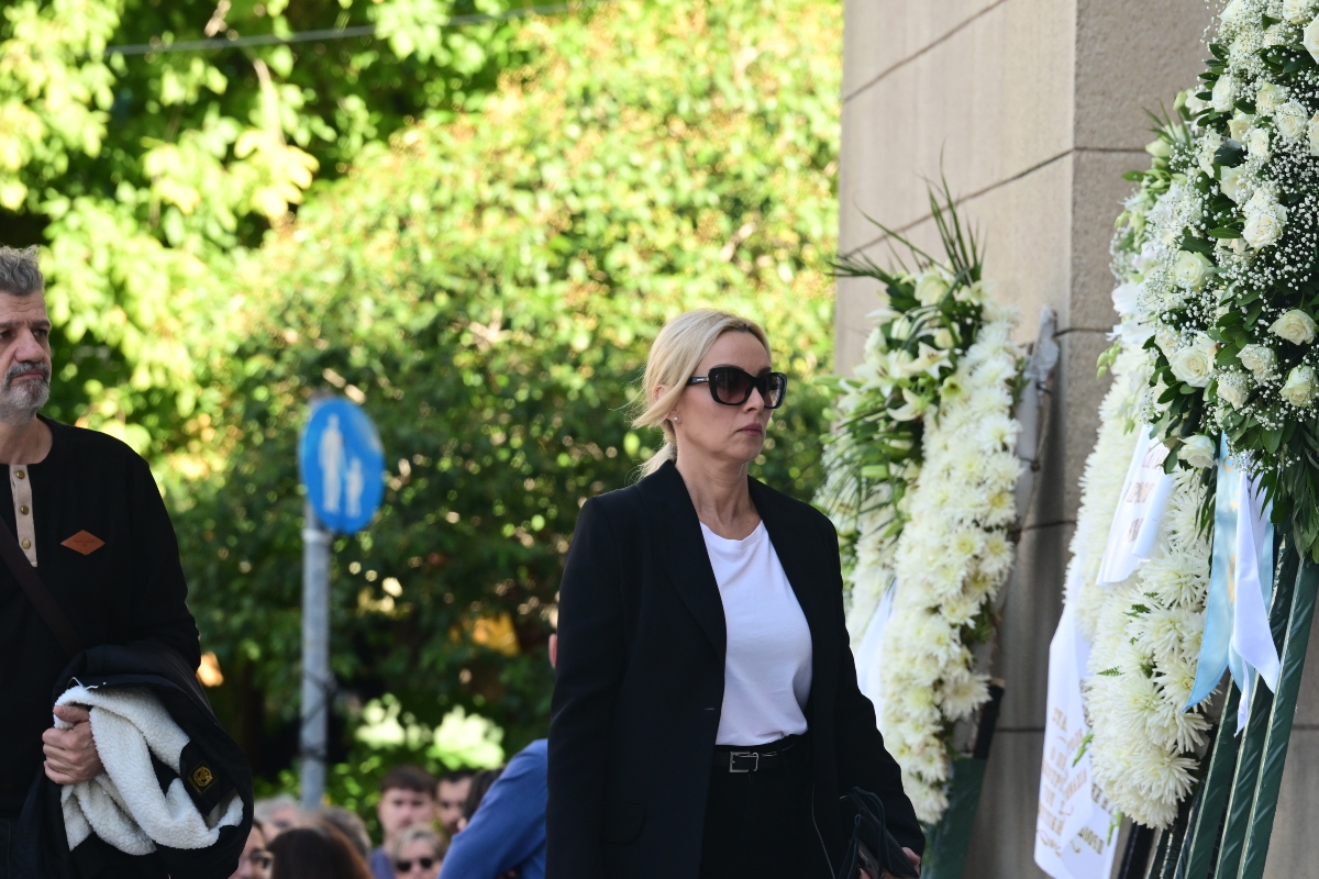 Διονύσης Σαββόπουλος: Οι πολιτικοί και καλλιτέχνες που τίμησαν το «τελευταίο αντίο» 41 Η Πέγκυ Ζήνα