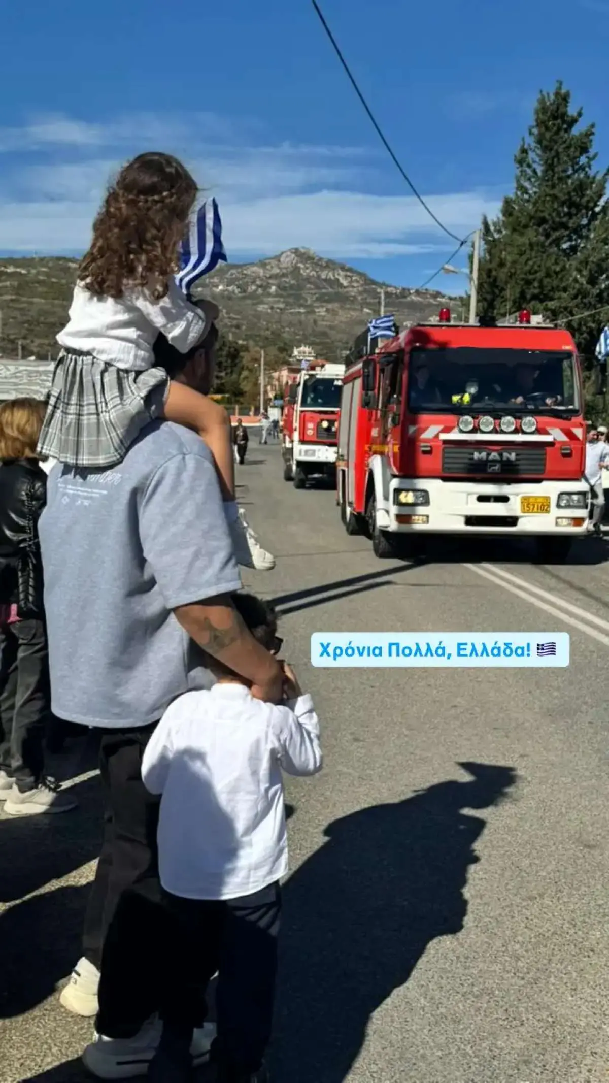 Άκης Πετρετζίκης: Καταγράφει τα παιδιά του στην παρέλαση – Εικόνες 4 Τα παιδιά του Άκη Πετρετζίκη στην παρέλαση