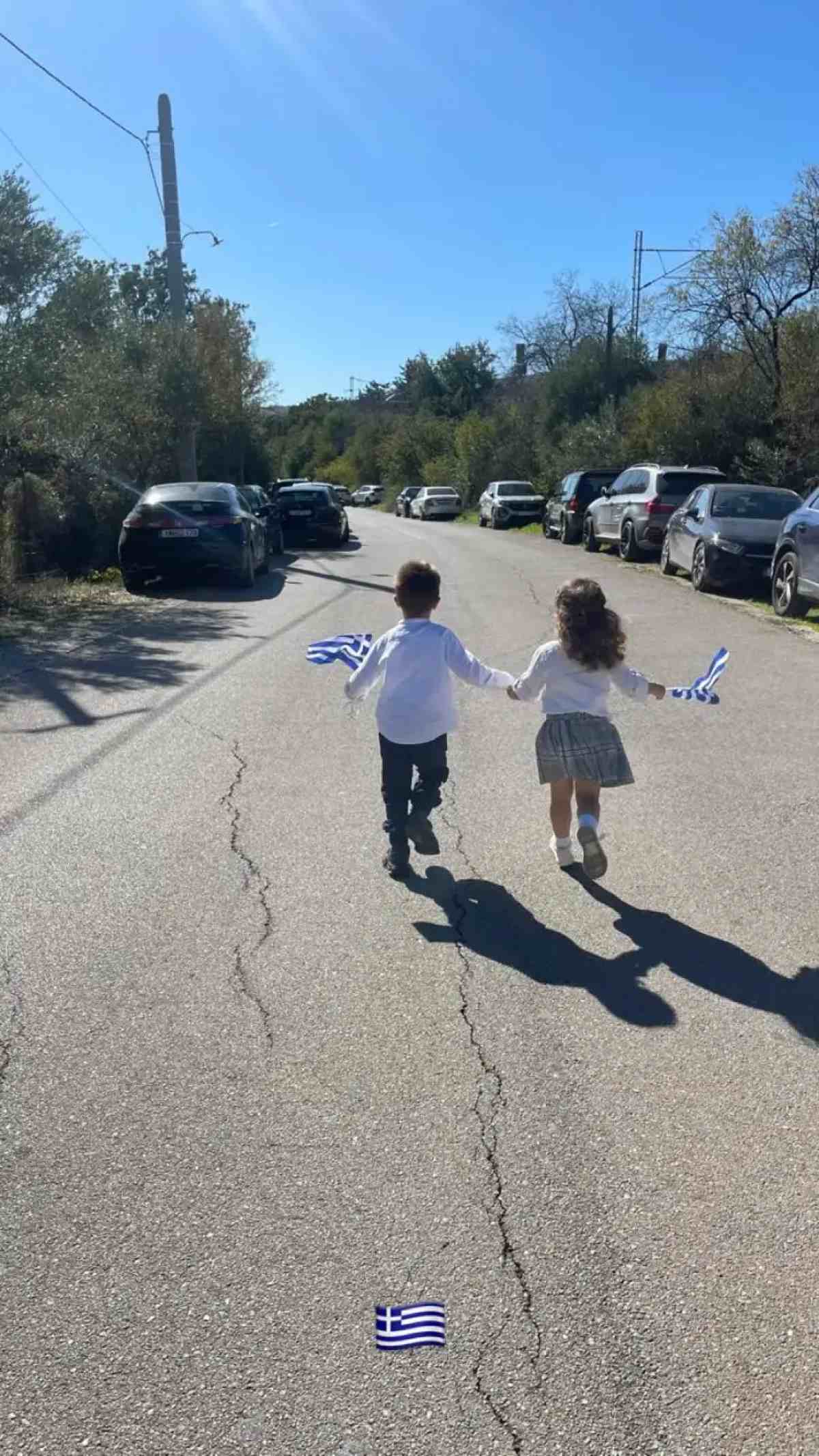 Άκης Πετρετζίκης: Καταγράφει τα παιδιά του στην παρέλαση – Εικόνες 3 Τα παιδιά του Άκη Πετρετζίκη στην παρέλαση