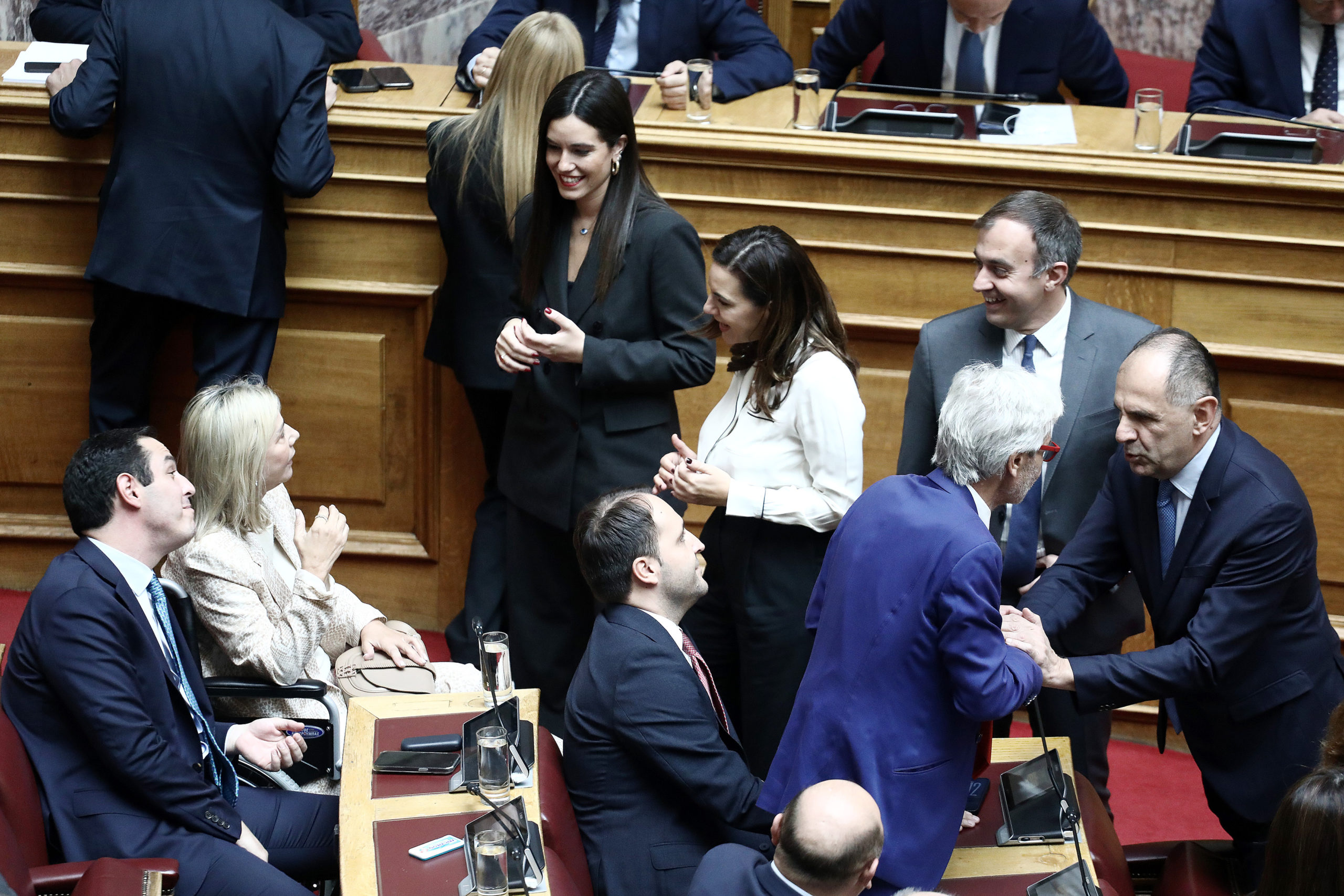 Βουλή: Η συνομιλία Μητσοτάκη-Μακρή και η χειραψία Γεραπετρίτη-Κουτσούμπα – Τα πηγαδάκια πριν τη συζήτηση για την εξωτερική πολιτική