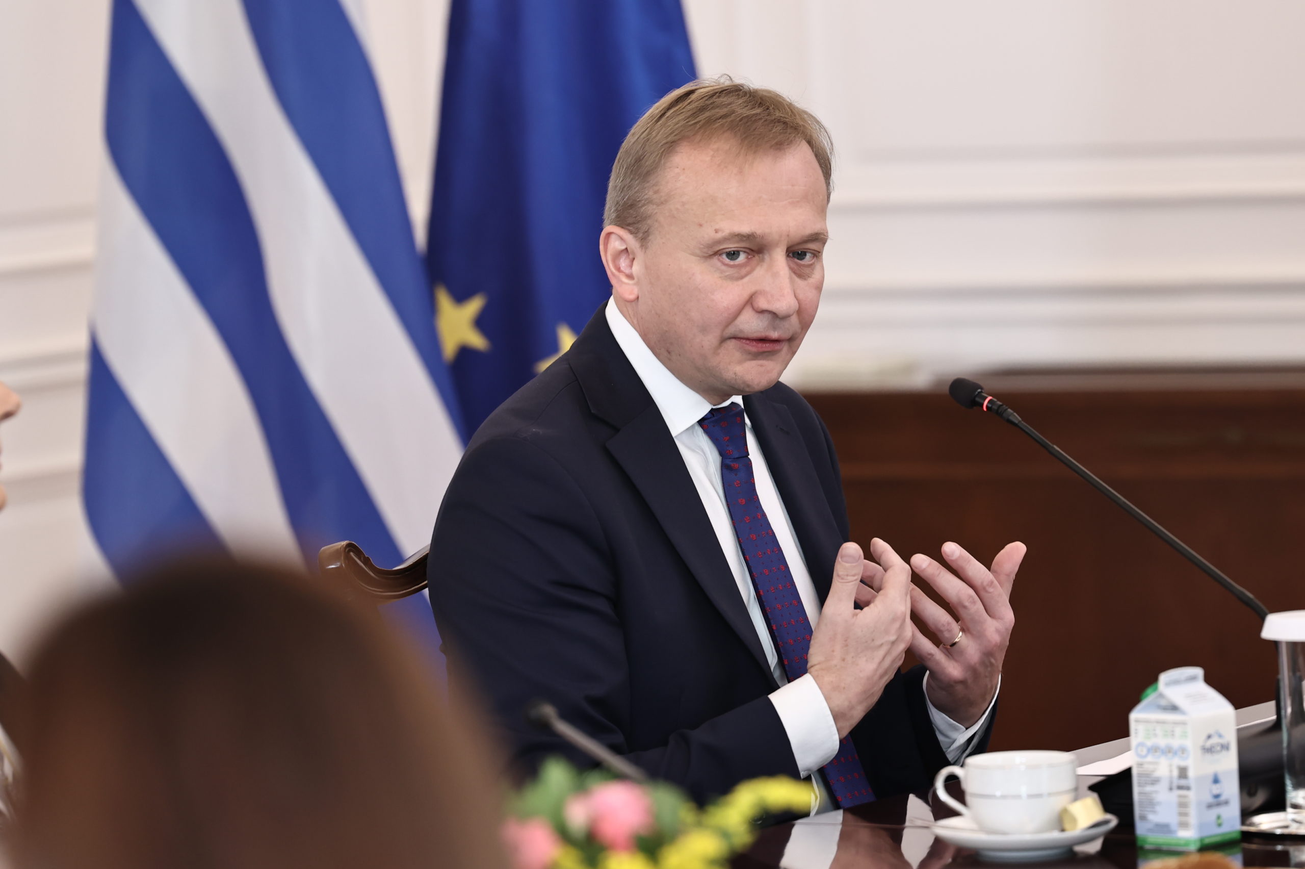 Συνάντηση Μητσοτάκη με τον Ευρωπαίο Επίτροπο Piotr Serafin: Απαραίτητο το χρηματοδοτικό εργαλείο για αμυντικά προγράμματα 4 Συνάντηση Μητσοτάκη με τον Ευρωπαίο Επίτροπο Piotr Serafin: Απαραίτητο το χρηματοδοτικό εργαλείο για αμυντικά προγράμματα