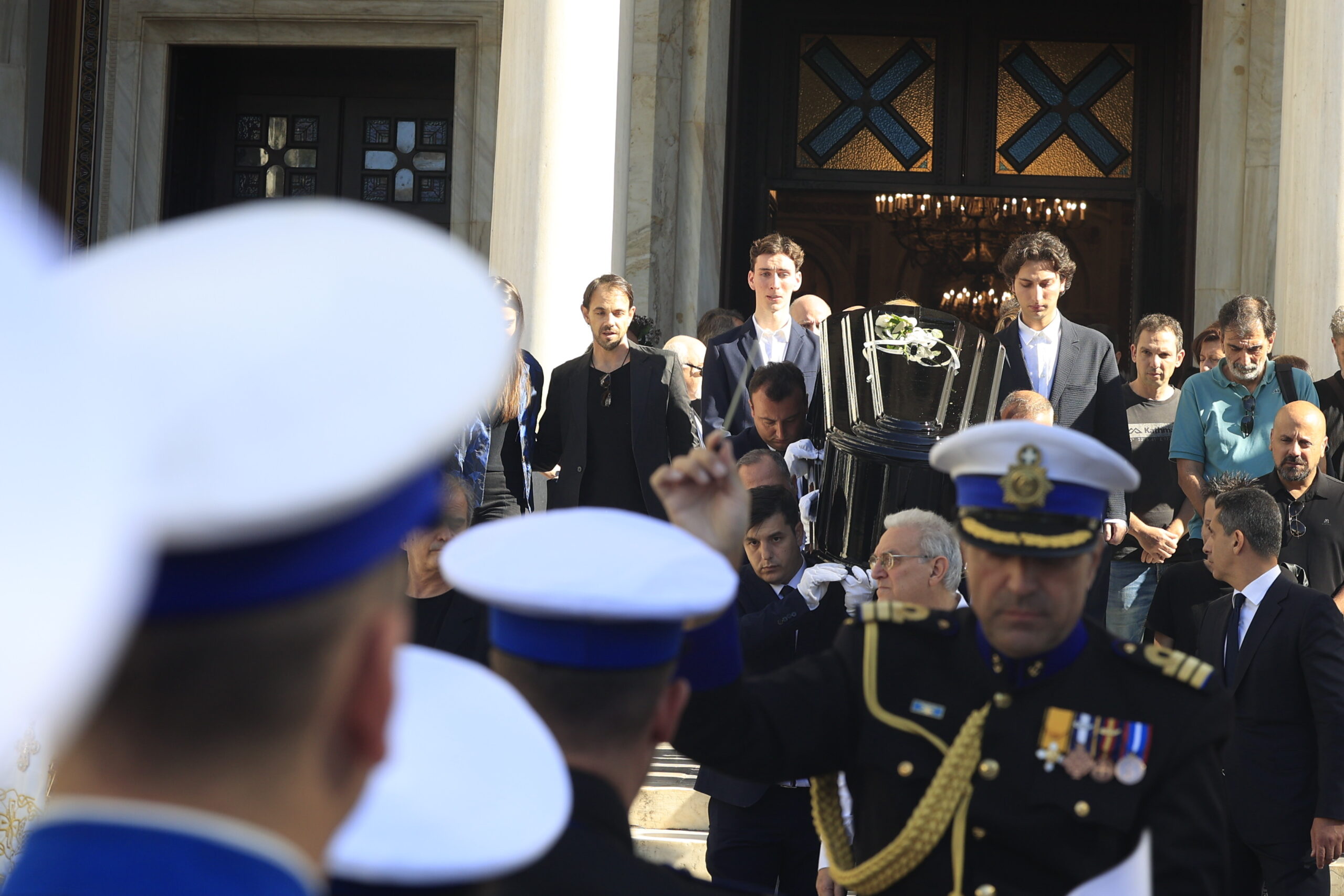 Διονύσης Σαββόπουλος: Το «ύστατο χειροκρότημα» στον θρυλικό τραγουδοποιό – Η Ελλάδα αποχαιρέτησε τον αγαπημένο «Νιόνιο» 8 Η στιγμή που βγαίνει η σορός από την εκκλησία