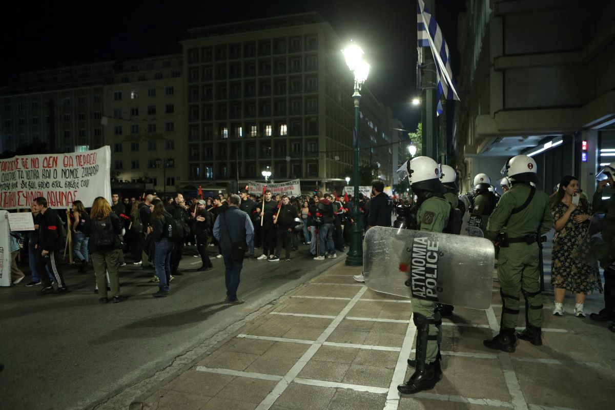 Αστυνομικές δυνάμεις στο μνημείο του Άγνωστου Στρατιώτη – Πορεία διαμαρτυρίας για τα Τέμπη σε εξέλιξη 4 Αστυνομικές δυνάμεις στο μνημείο του Άγνωστου Στρατιώτη – Πορεία διαμαρτυρίας για τα Τέμπη σε εξέλιξη