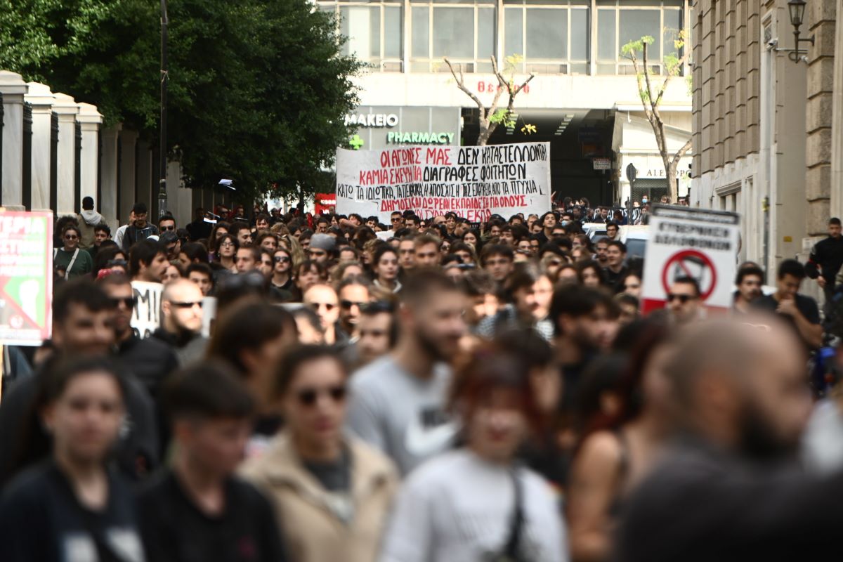 Φοιτητικό συλλαλητήριο σε εξέλιξη στα Προπύλαια – Κλειστές οι οδοί Πανεπιστημίου και Σταδίου 2 Φοιτητικό συλλαλητήριο σε εξέλιξη στα Προπύλαια – Κλειστές οι οδοί Πανεπιστημίου και Σταδίου
