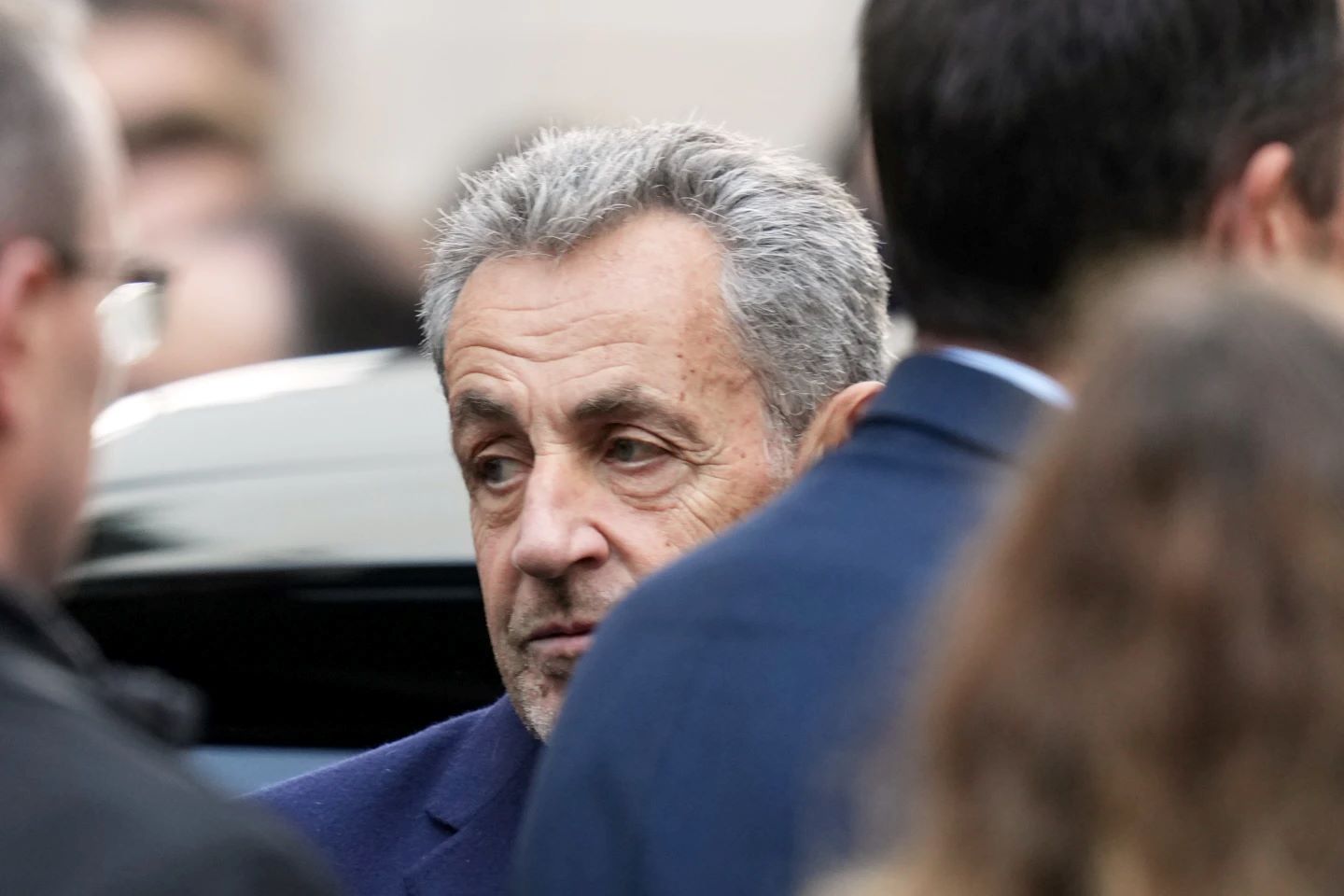Κάρλα Μπρούνι: Το αποχαιρετιστήριο φιλί στον Νικολά Σαρκοζί πριν τη φυλακή – Η αγκαλιά που δεν μπόρεσε να «λυγίσει» τα σίδερα του κελιού 10 Κάρλα Μπρούνι: Το αποχαιρετιστήριο φιλί στον Νικολά Σαρκοζί πριν τη φυλακή – Η αγκαλιά που δεν μπόρεσε να «λυγίσει» τα σίδερα του κελιού