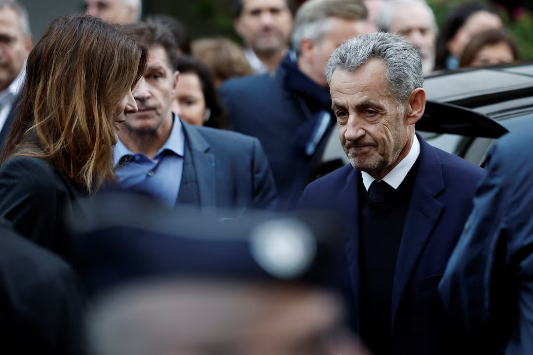 Κάρλα Μπρούνι: Το αποχαιρετιστήριο φιλί στον Νικολά Σαρκοζί πριν τη φυλακή – Η αγκαλιά που δεν μπόρεσε να «λυγίσει» τα σίδερα του κελιού 11 Κάρλα Μπρούνι: Το αποχαιρετιστήριο φιλί στον Νικολά Σαρκοζί πριν τη φυλακή – Η αγκαλιά που δεν μπόρεσε να «λυγίσει» τα σίδερα του κελιού