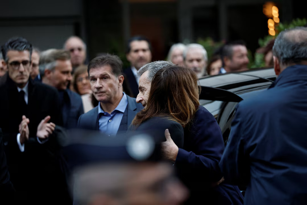 Κάρλα Μπρούνι: Το αποχαιρετιστήριο φιλί στον Νικολά Σαρκοζί πριν τη φυλακή – Η αγκαλιά που δεν μπόρεσε να «λυγίσει» τα σίδερα του κελιού 12 Κάρλα Μπρούνι: Το αποχαιρετιστήριο φιλί στον Νικολά Σαρκοζί πριν τη φυλακή – Η αγκαλιά που δεν μπόρεσε να «λυγίσει» τα σίδερα του κελιού