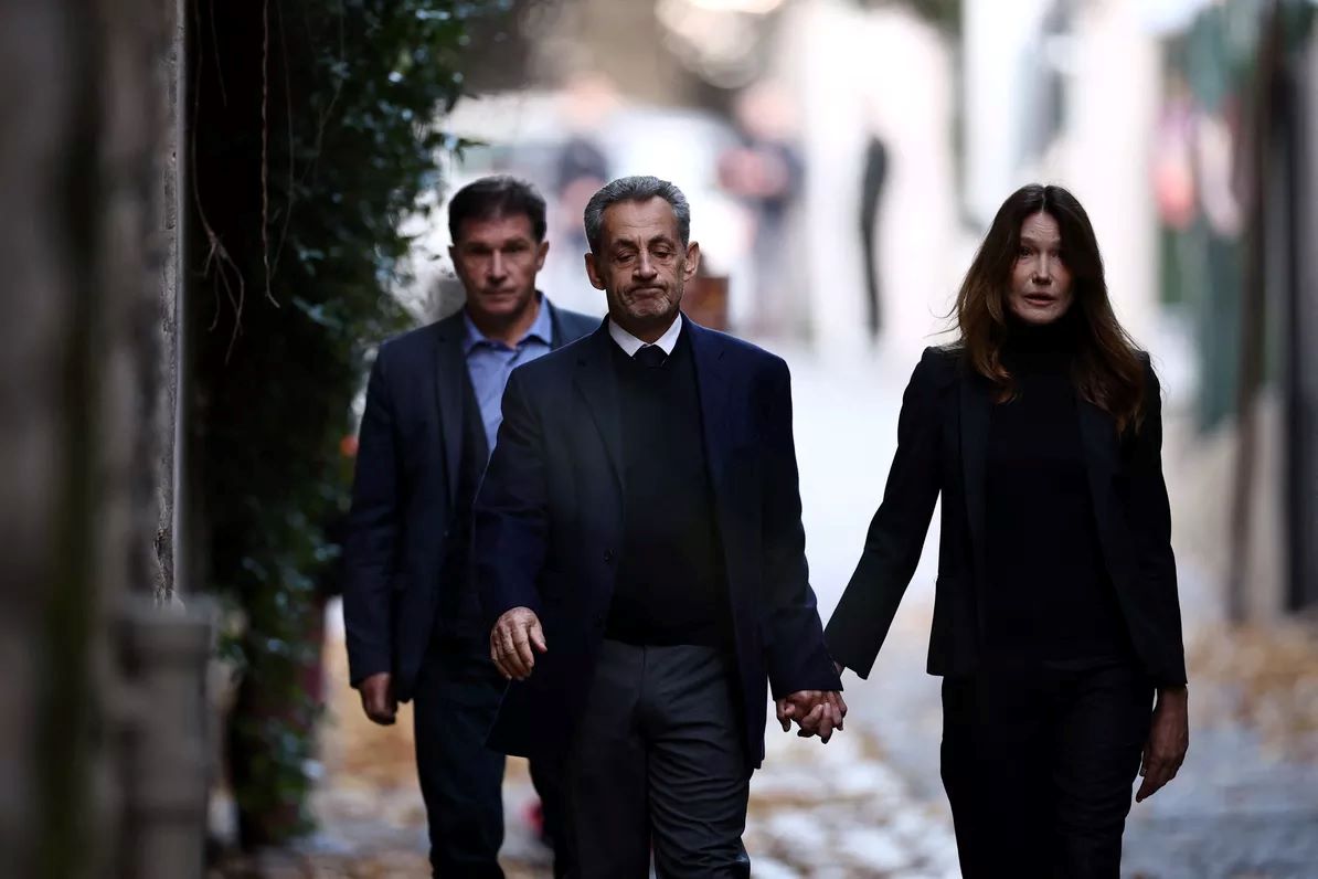 Γαλλία: Ο Νικολά Σαρκοζί στη φυλακή με τους συγκρατούμενους να του φωνάζουν «Καλώς ήρθες» – Η ιστορική ημέρα σε λεπτομέρειες 3 Γαλλία: Ο Νικολά Σαρκοζί στη φυλακή με τους συγκρατούμενους να του φωνάζουν «Καλώς ήρθες» – Η ιστορική ημέρα σε λεπτομέρειες