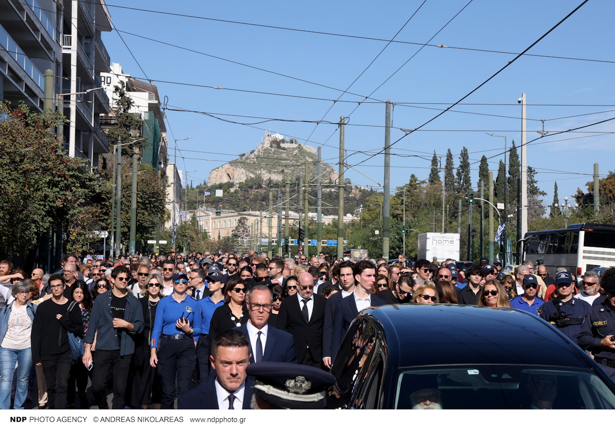 Διονύσης Σαββόπουλος: Το ύστατο «αντίο στον Νιόνιο» – Όλη η Ελλάδα τίμησε τον μεγάλο τραγουδοποιό 9 Λαϊκό προσκύνημα στο παρεκκλήσι της Μητρόπολης Αθηνών για τον Διονύση Σαββόπουλο