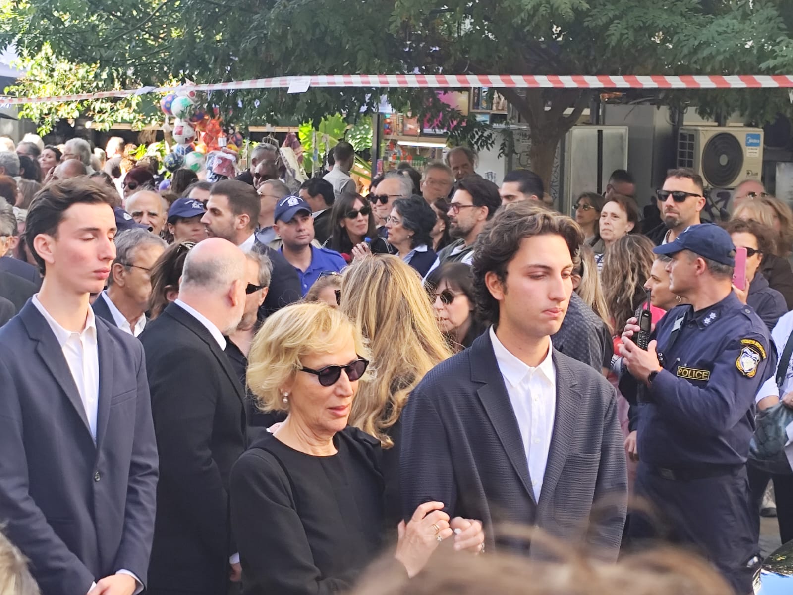 Διονύσης Σαββόπουλος: Το «ύστατο χειροκρότημα» στον θρυλικό τραγουδοποιό – Η Ελλάδα αποχαιρέτησε τον αγαπημένο «Νιόνιο» 10 Οικογένεια Διονύση Σαββόπουλου
