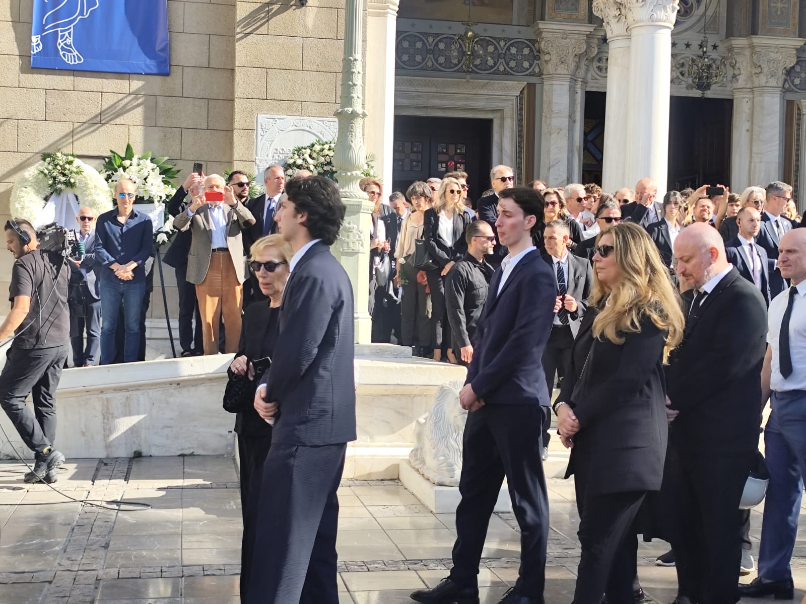Διονύσης Σαββόπουλος: Το «ύστατο χειροκρότημα» στον θρυλικό τραγουδοποιό – Η Ελλάδα αποχαιρέτησε τον αγαπημένο «Νιόνιο» 6 Οικογένεια Διονύση Σαββόπουλου