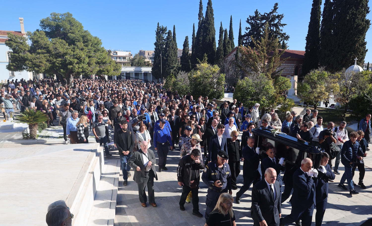Διονύσης Σαββόπουλος: Το «ύστατο χειροκρότημα» στον θρυλικό τραγουδοποιό – Η Ελλάδα αποχαιρέτησε τον αγαπημένο «Νιόνιο» 7 Διονύσης Σαββόπουλος: Το «ύστατο χειροκρότημα» στον θρυλικό τραγουδοποιό – Η Ελλάδα αποχαιρέτησε τον αγαπημένο «Νιόνιο»