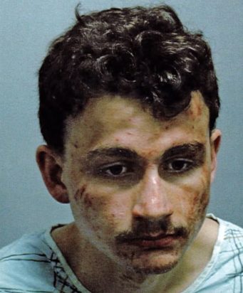 Σκότωσε τη μητέρα του με σφυρί και φώναζε «μαμά» στο δάσος – Παραδόθηκε αιματοβαμμένος στις αρχές