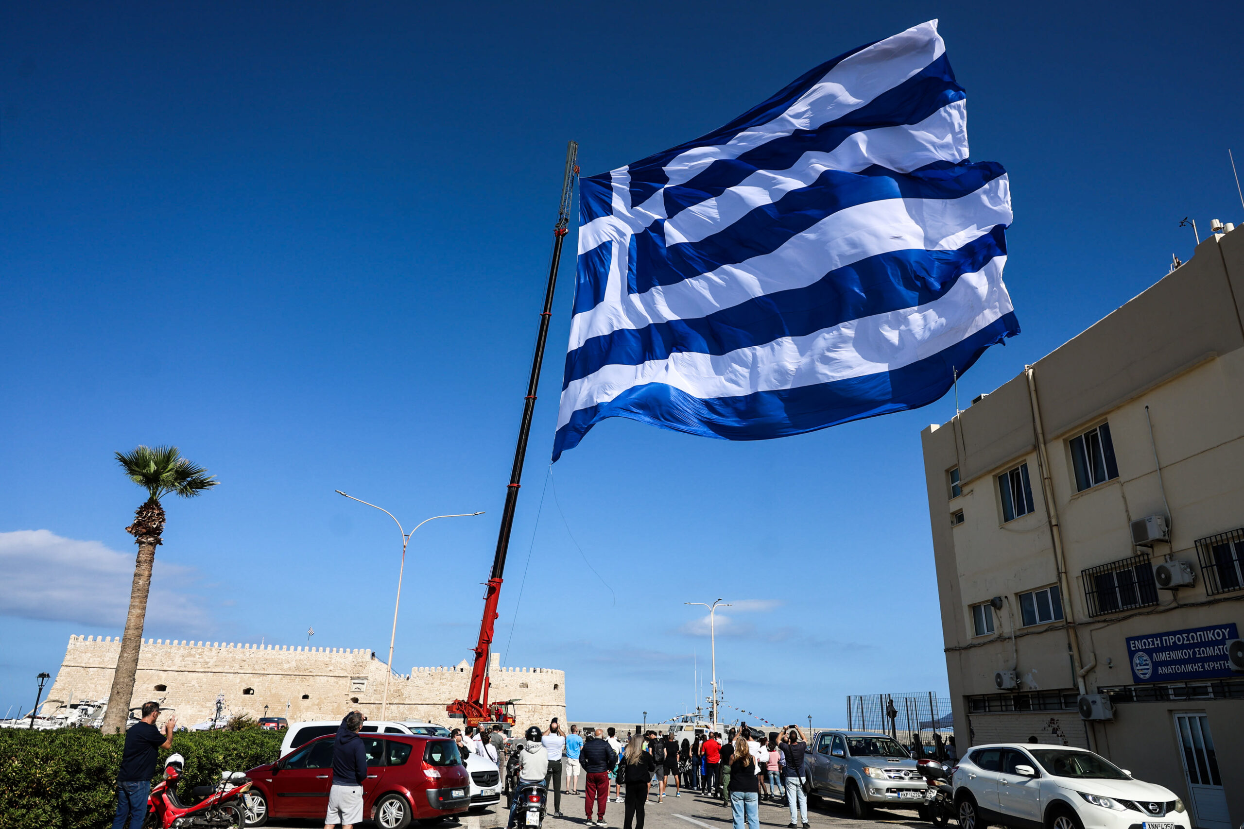 Ηράκλειο: Γιγαντιαία σημαία 1440 τ.μ. κυματίζει στο λιμάνι για την 28η Οκτωβρίου 3 σημαία