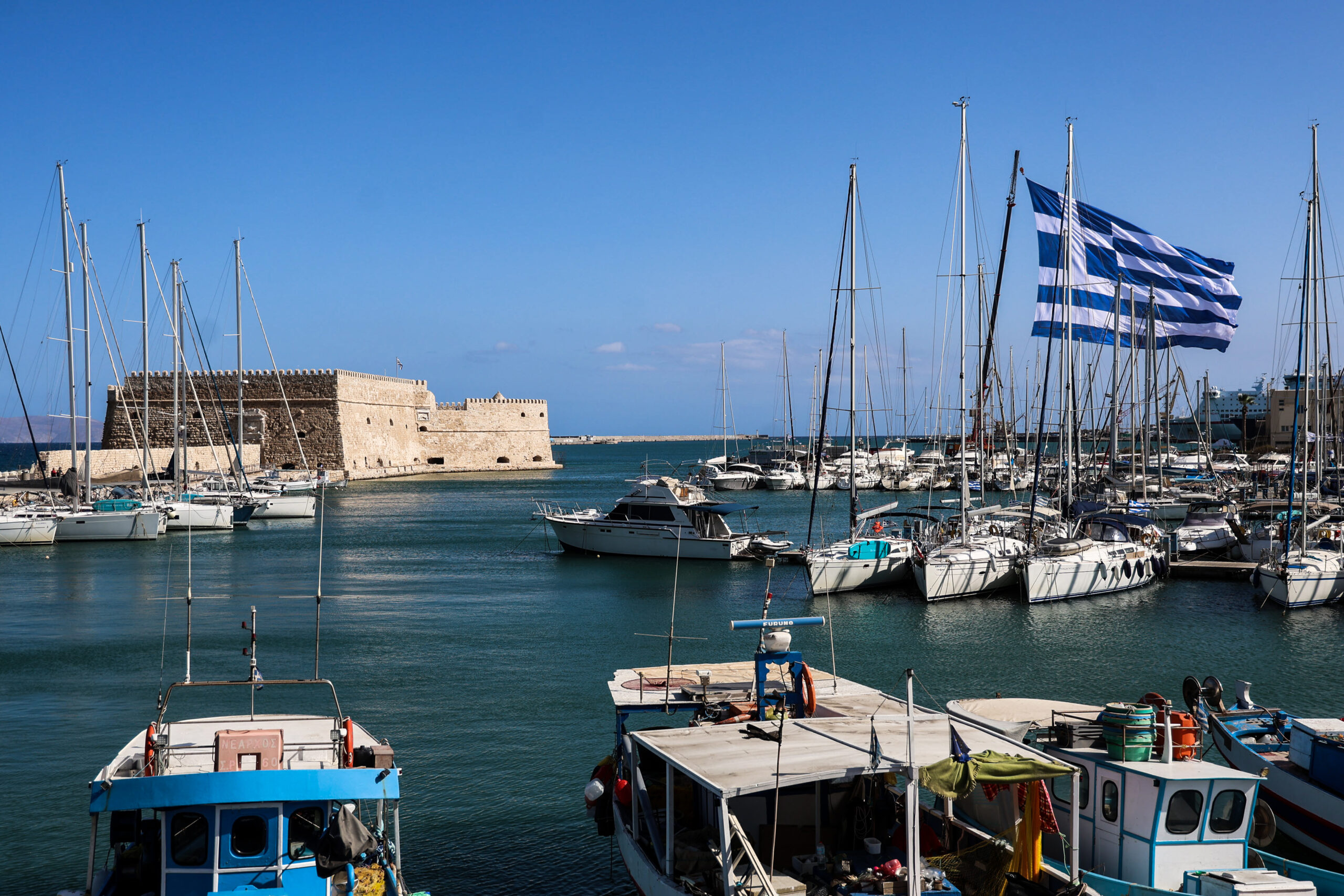 Ηράκλειο: Γιγαντιαία σημαία 1440 τ.μ. κυματίζει στο λιμάνι για την 28η Οκτωβρίου 4 σημαία