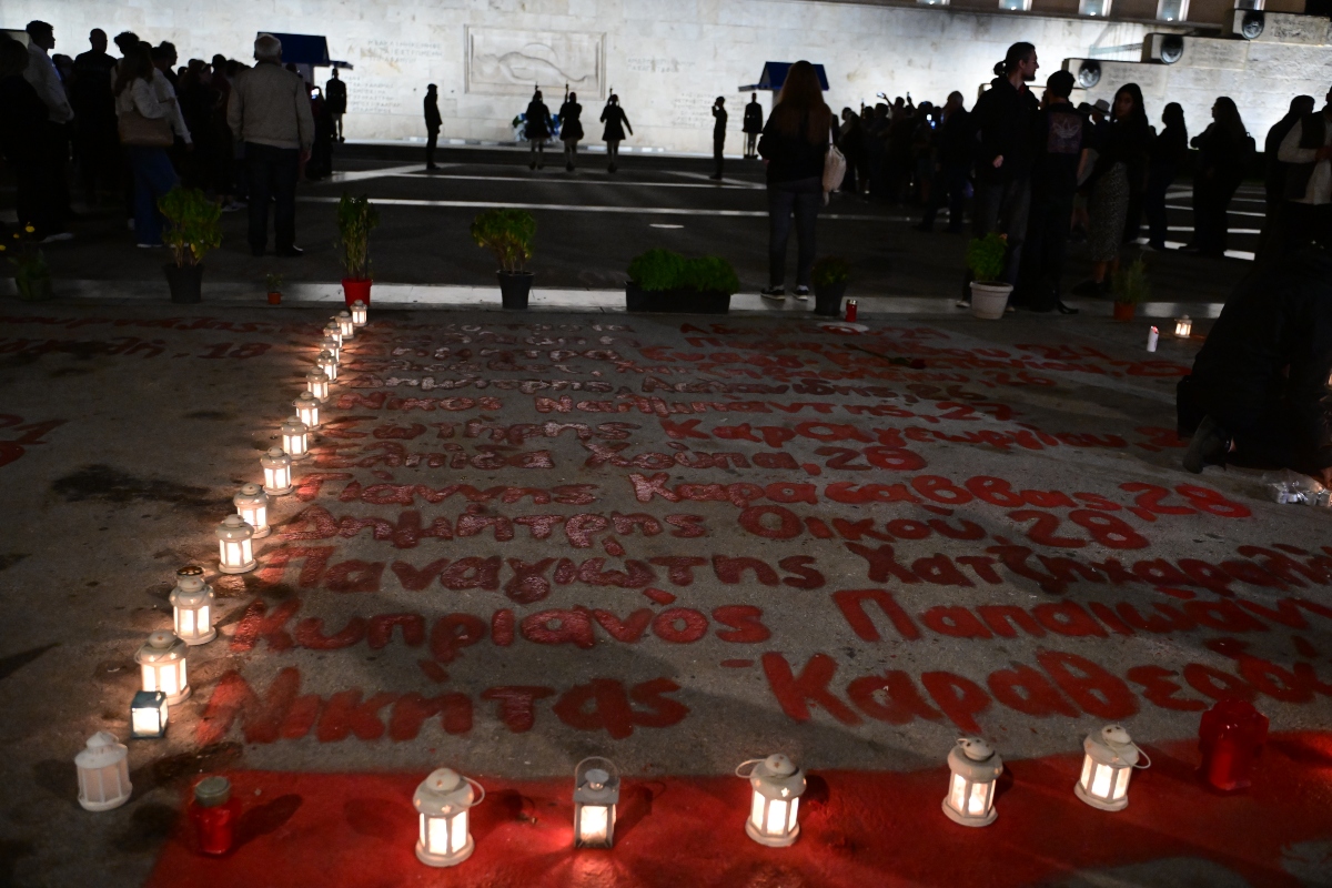 Συγκέντρωση στο Σύνταγμα για τα Τέμπη: Κεριά και λουλούδια στα ονόματα των θυμάτων 2 Γραμμένσ ονόματα των θυμάτων των Τεμπών στο Σύνταγμα