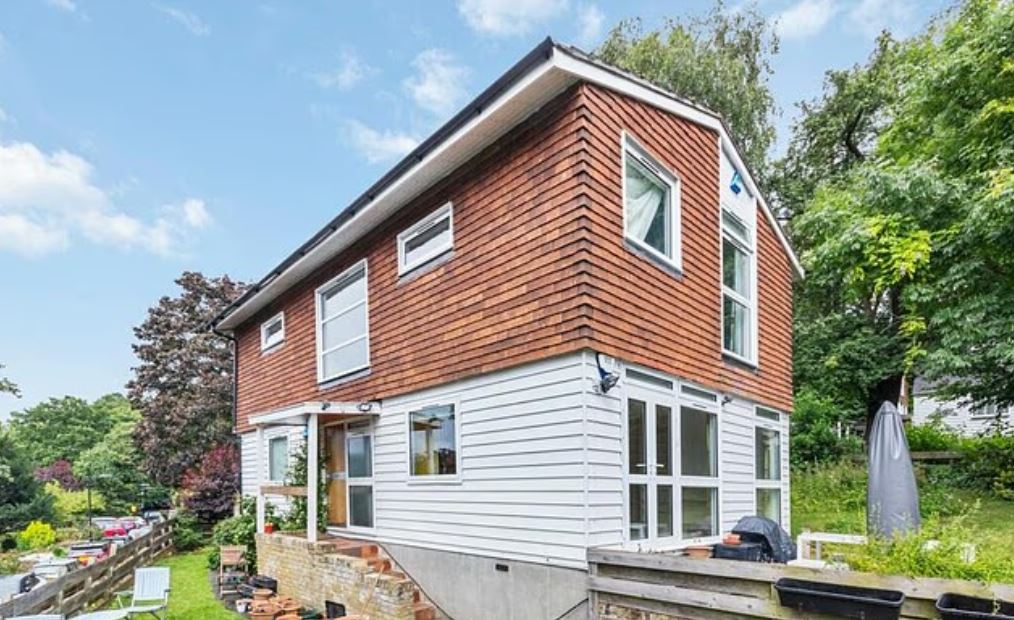 Βρετανία: Ο πρωθυπουργός εξετάζει νέες αποκαλύψεις για το «σφάλμα» της υπουργού Οικονομικών με το πατρικό της – «Διατηρεί την πλήρη εμπιστοσύνη του»