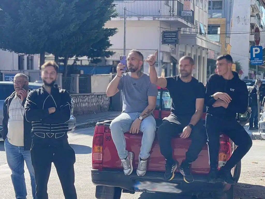 Τρίκαλα: Σφοδρή σύγκρουση στα Δικαστήρια – Αστυνομικοί έληξαν τον καβγά ενώ «θεατές» παρακολουθούσαν 4 Συμπλοκή έξω από τα δικαστήρια Τρικάλων