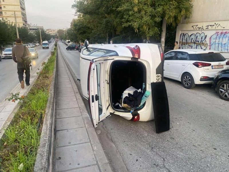 Σοβαρό τροχαίο στη Θεσσαλονίκη: Αυτοκίνητο συγκρούστηκε με παρκαρισμένο όχημα και ανετράπη – Δείτε εικόνες 3 Αυτοκίνητο