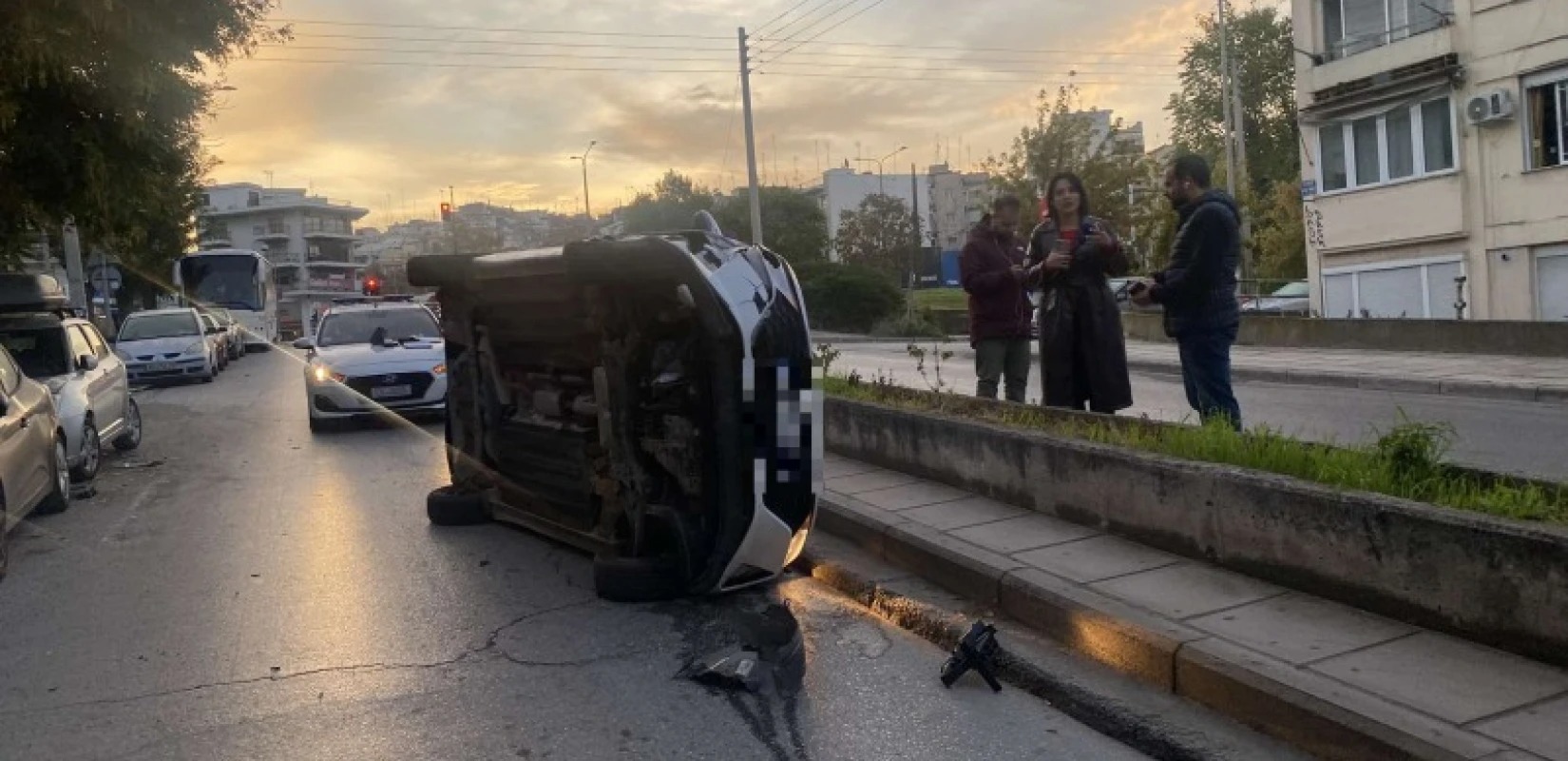 Σοβαρό τροχαίο στη Θεσσαλονίκη: Αυτοκίνητο συγκρούστηκε με παρκαρισμένο όχημα και ανετράπη – Δείτε εικόνες 4 Αυτοκίνητο