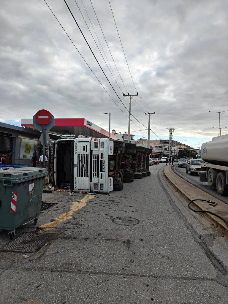 Βάρη: Φορτηγό ανατράπηκε και συγκρούστηκε με σταθμευμένο όχημα 2 Τροχαίο στη Βάρη