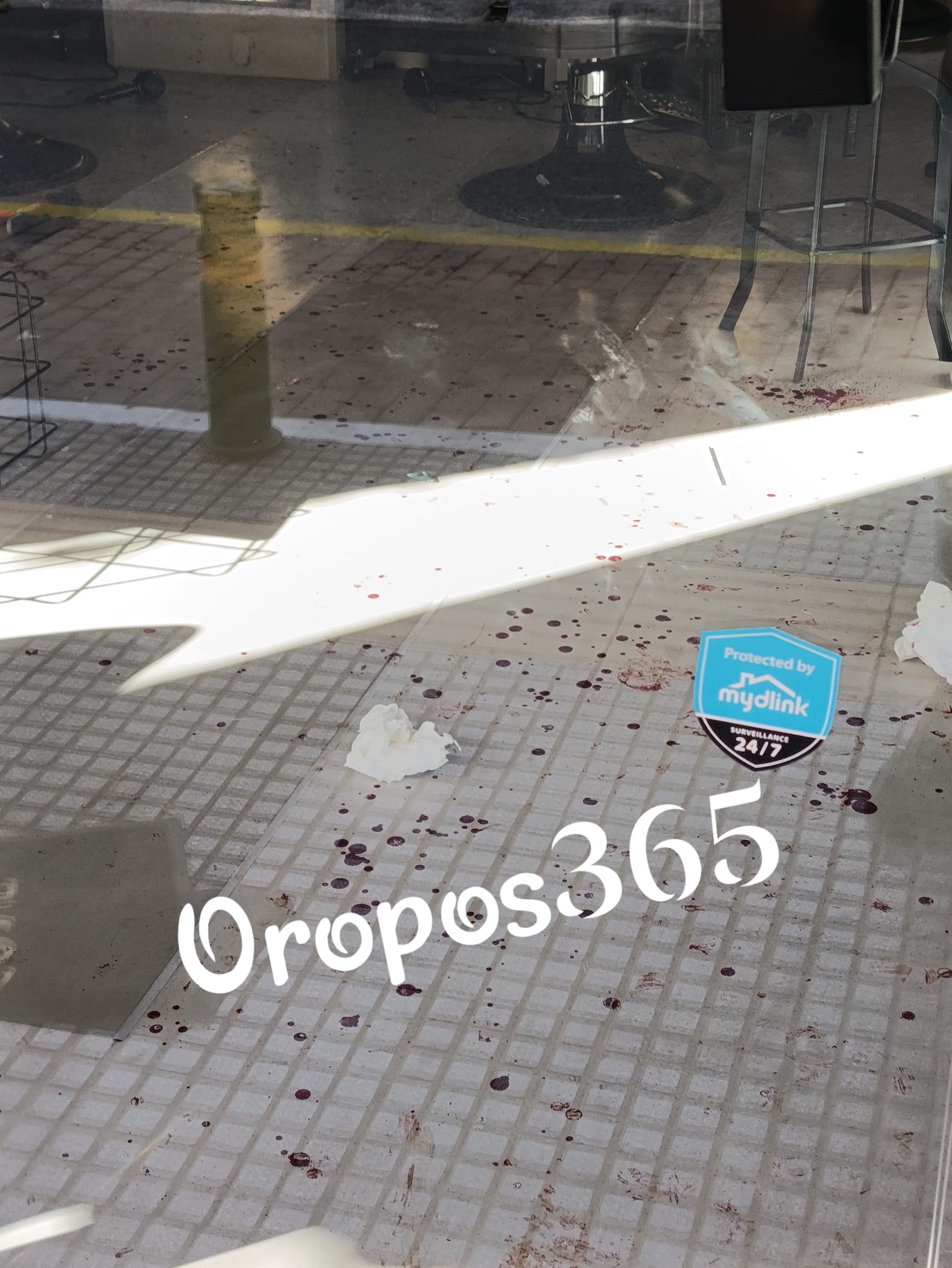 Ωρωπός: Κουκουλοφόροι επιτέθηκαν σε κομμωτήριο και χτύπησαν με ρόπαλα και σφυρί τον ιδιοκτήτη 10 Ωρωπός: Κουκουλοφόροι επιτέθηκαν σε κομμωτήριο και χτύπησαν με ρόπαλα και σφυρί τον ιδιοκτήτη
