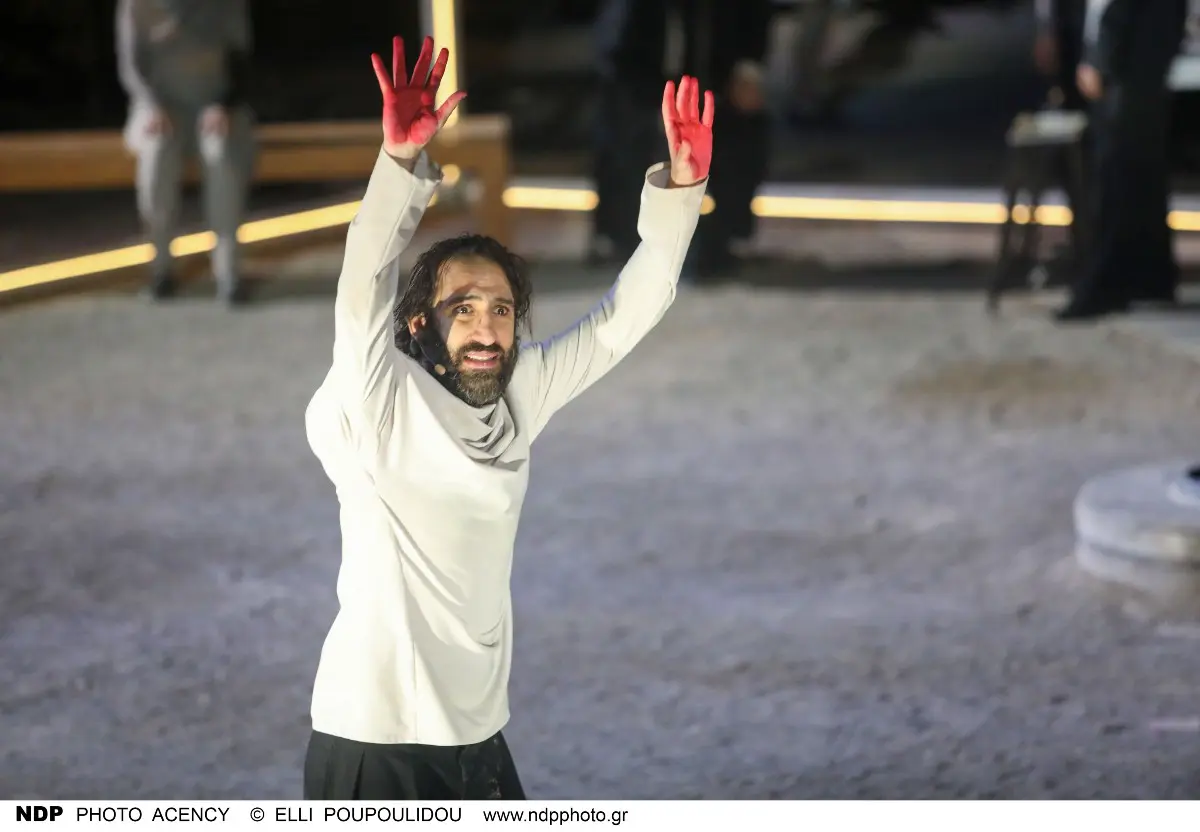 Χάρης Φραγκούλης: «Χωρίς ίντερνετ και social media στο σπίτι – Δεν έχω χρήματα για τον οδοντίατρο» 3 Ο Χάρης Φραγκούλης στο θέατρο