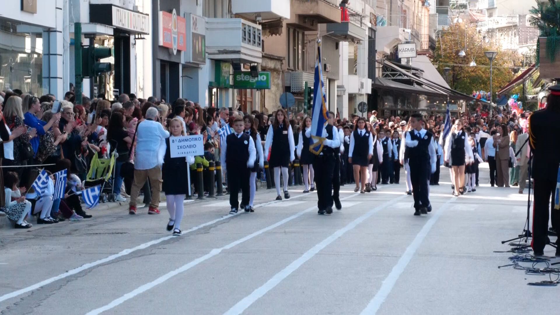 Άψογη-η-μαθητική-παρέλαση-στη-Λιβαδειά.-Χωρίς-κυβερνητική-εκπροσώπηση