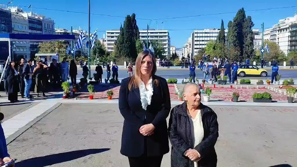 Η-Ζωή-Κωνσταντοπούλου-στην-πλατεία-Συντάγματος-πριν-από-την-παρέλαση