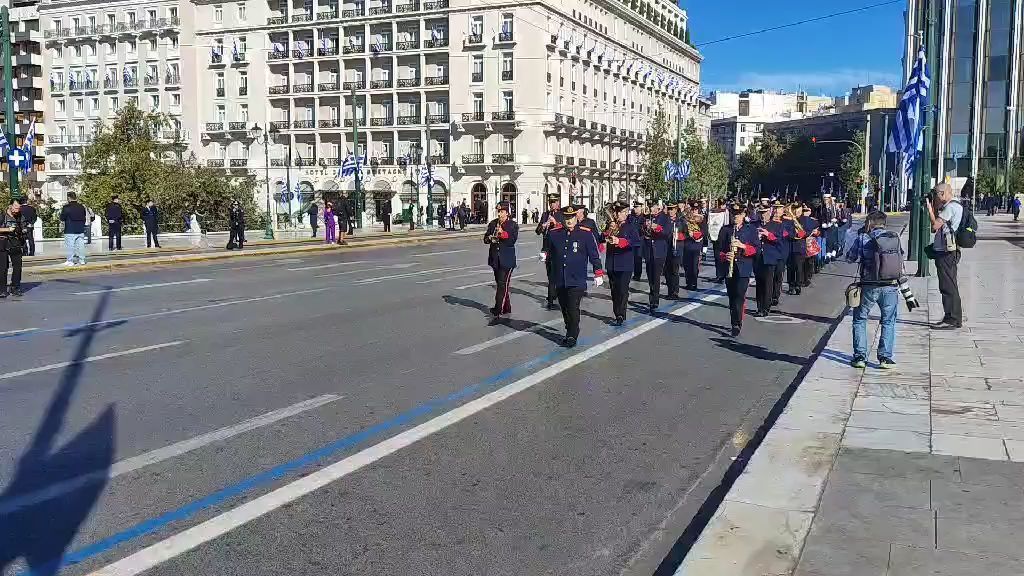 Η-μπάντα-της-Πυροσβεστικής-στην-πλατεία-Συντάγματος-για-την-παρέλαση-της-28ης-Οκτωβρίου