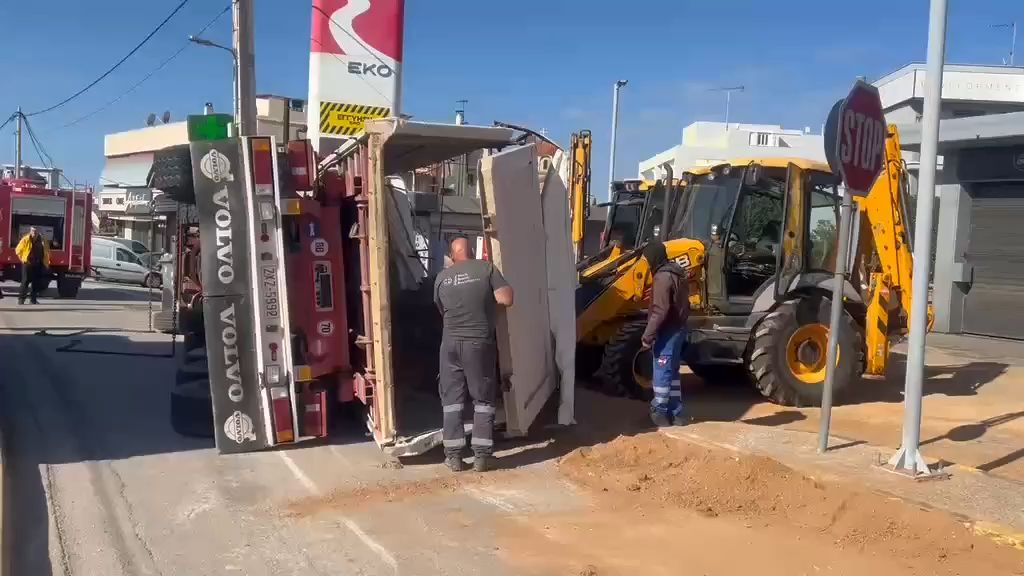 Νταλίκα γεμάτη χώματα ανετράπη στα Βλάχικα της Βάρης