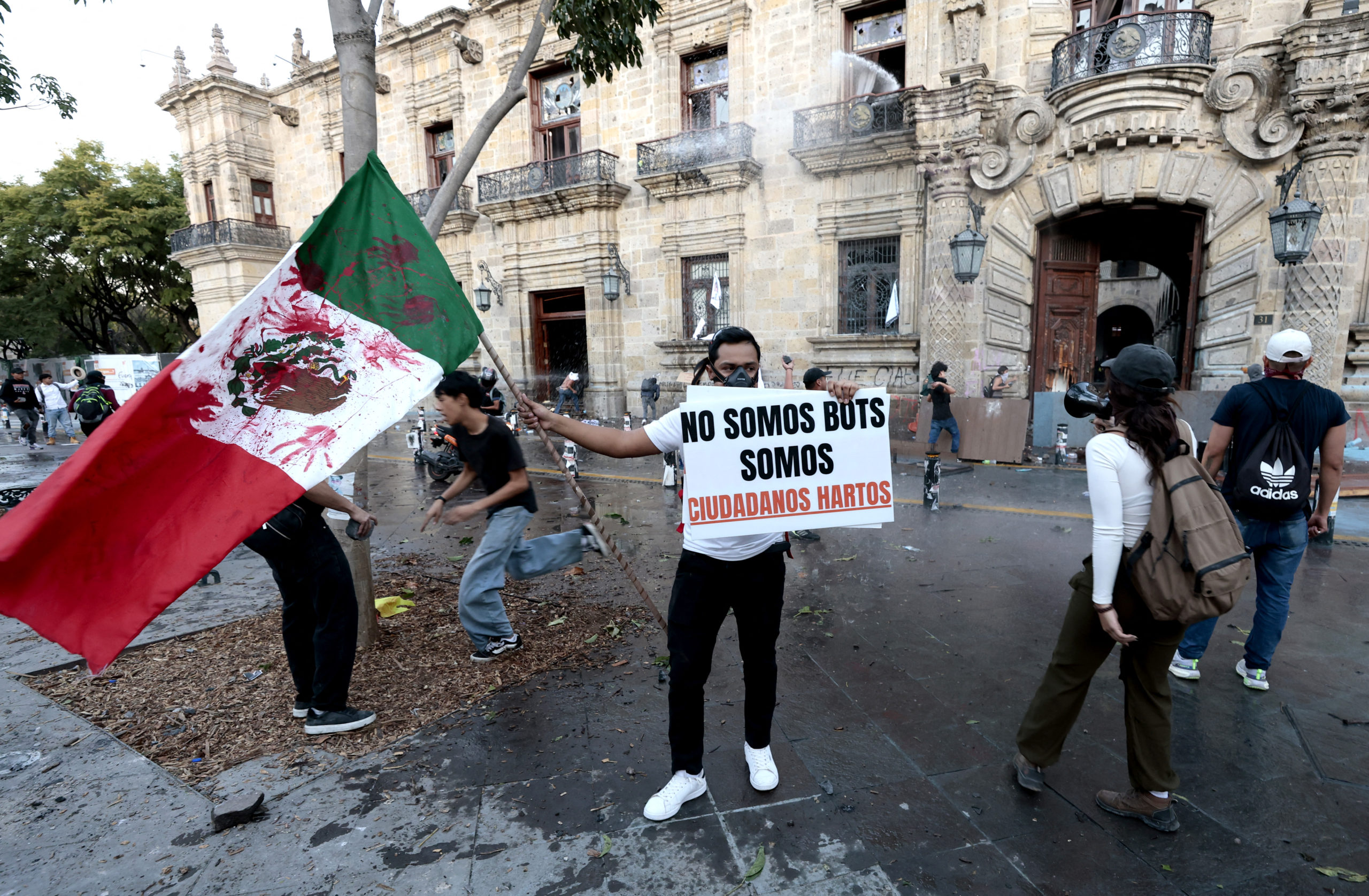 Μεξικό: Πάνω από 120 τραυματίες σε πορεία ενάντια στην εγκληματικότητα και την κυβερνητική πολιτική ασφάλειας 6 Μεξικό: Πάνω από 120 τραυματίες σε πορεία ενάντια στην εγκληματικότητα και την κυβερνητική πολιτική ασφάλειας