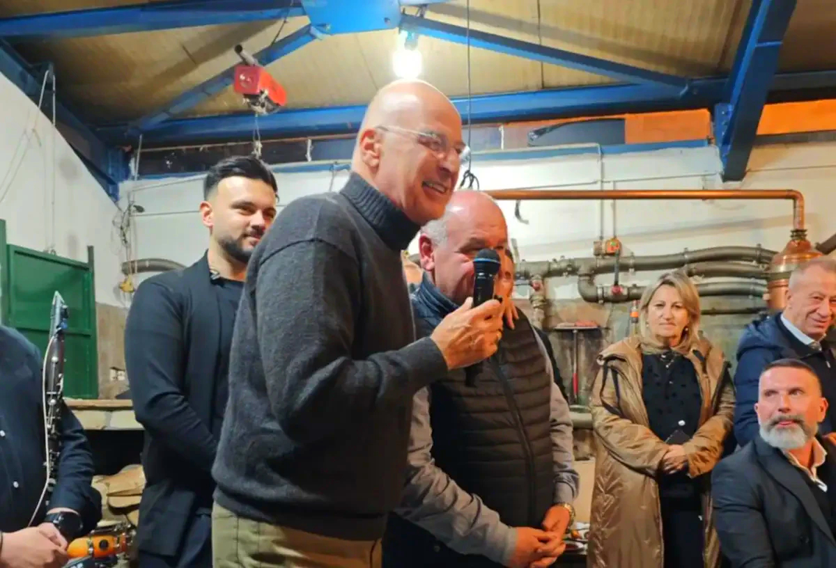 Φλώρινα: Νίκος Δένδιας, Νίκη Κεραμέως και άλλοι υπουργοί και βουλευτές της ΝΔ, έδωσαν το «παρών» σε παραδοσιακό βράσιμο τσίπουρου 9 Φλώρινα: Νίκος Δένδιας, Νίκη Κεραμέως και άλλοι υπουργοί και βουλευτές της ΝΔ, έδωσαν το «παρών» σε παραδοσιακό βράσιμο τσίπουρου